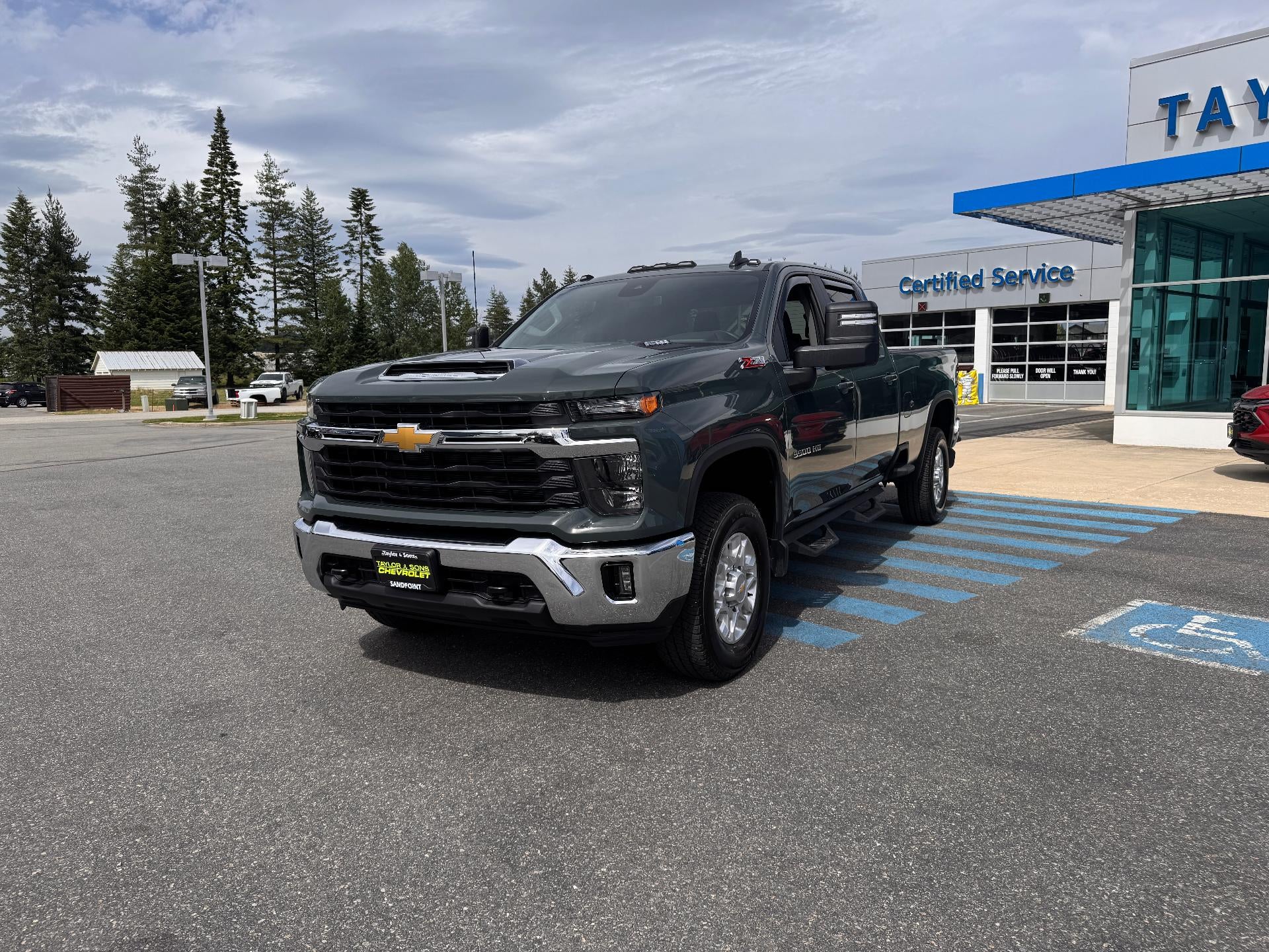 2025 Chevrolet Silverado 3500 HD LT / CREW / 6.6 LITER GAS V8 / Z71 OFF ROAD / ADAPTIVE CRUISE / LONG BOX / 1 OWNER / 5K MILES