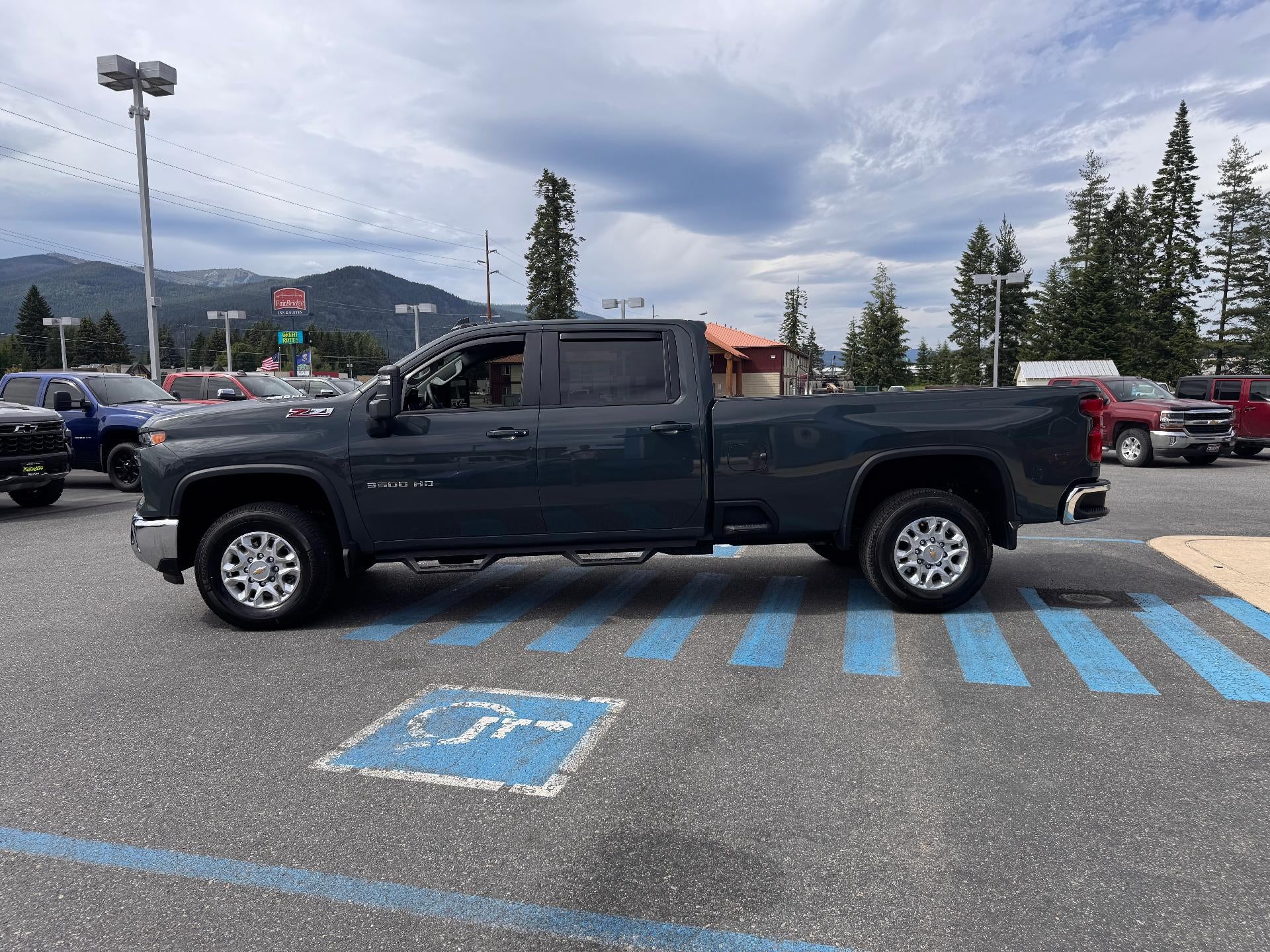 2025 Chevrolet Silverado 3500 HD LT / CREW / 6.6 LITER GAS V8 / Z71 OFF ROAD / ADAPTIVE CRUISE / LONG BOX / 1 OWNER / 5K MILES