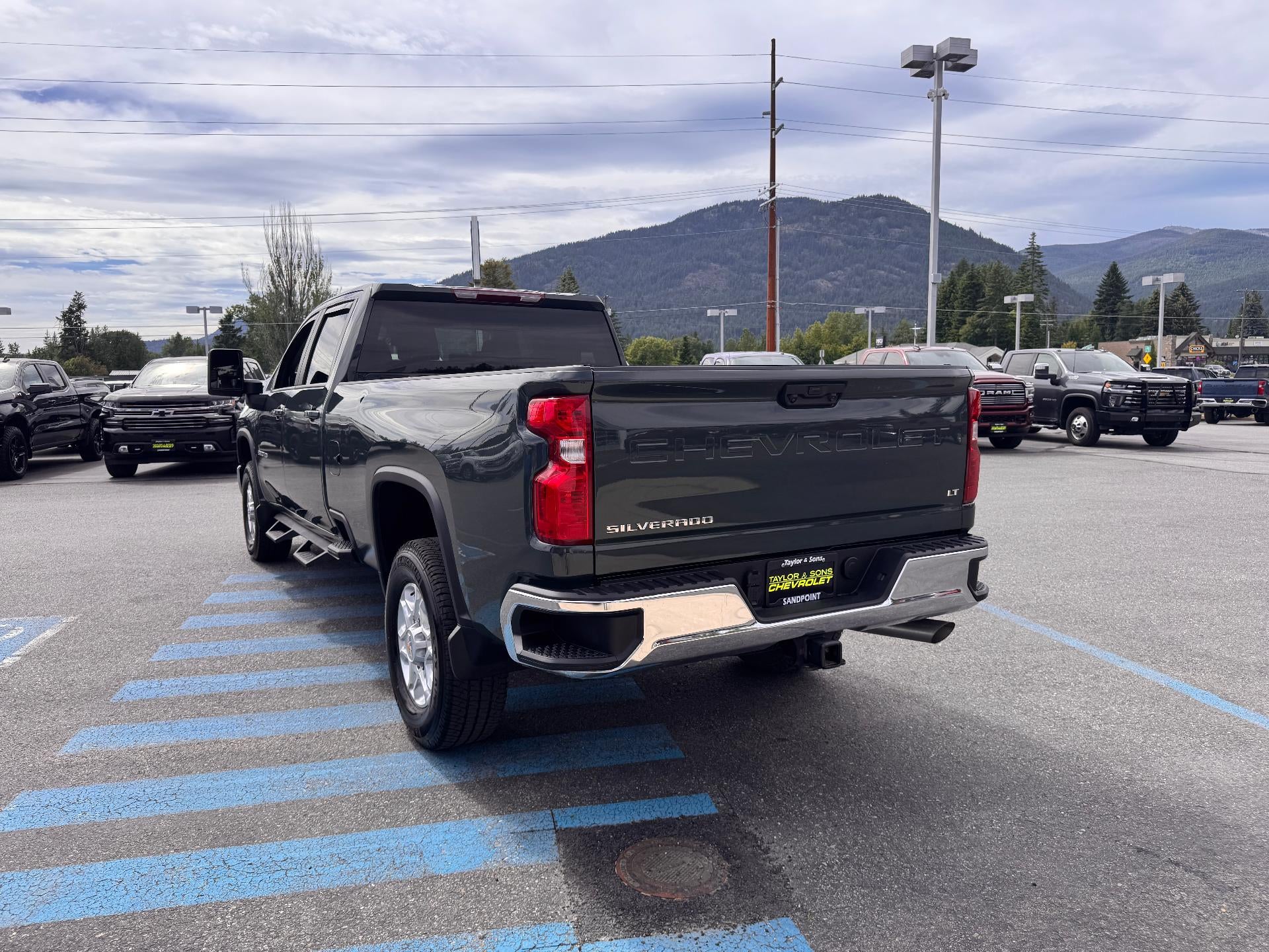 2025 Chevrolet Silverado 3500 HD LT / CREW / 6.6 LITER GAS V8 / Z71 OFF ROAD / ADAPTIVE CRUISE / LONG BOX / 1 OWNER / 5K MILES