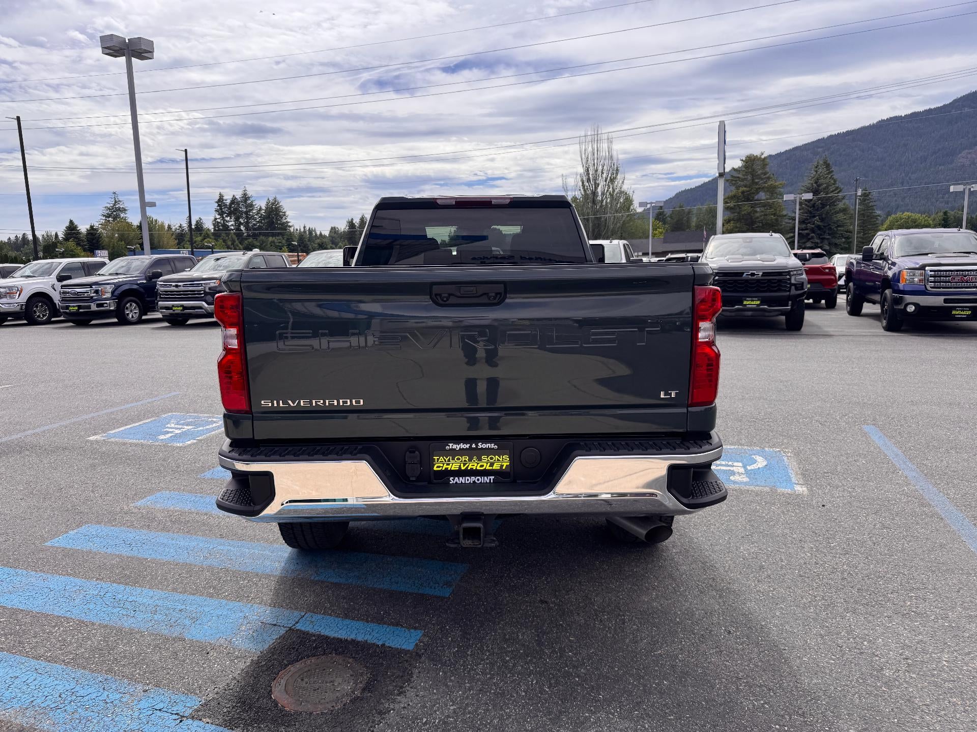 2025 Chevrolet Silverado 3500 HD LT / CREW / 6.6 LITER GAS V8 / Z71 OFF ROAD / ADAPTIVE CRUISE / LONG BOX / 1 OWNER / 5K MILES