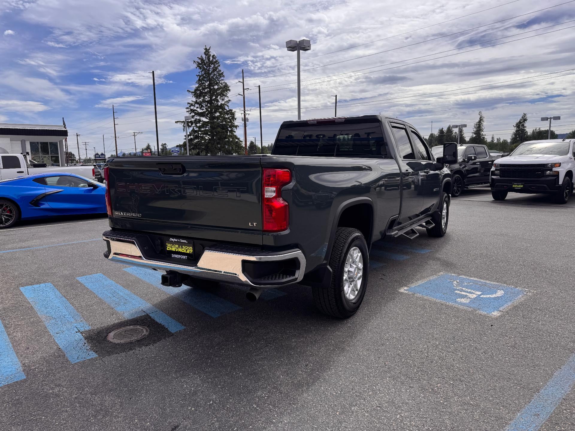 2025 Chevrolet Silverado 3500 HD LT / CREW / 6.6 LITER GAS V8 / Z71 OFF ROAD / ADAPTIVE CRUISE / LONG BOX / 1 OWNER / 5K MILES