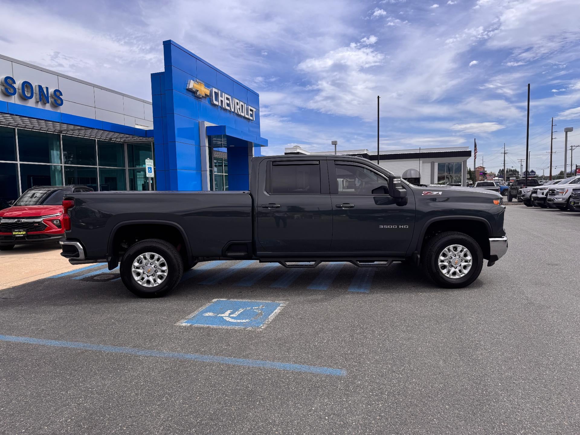 2025 Chevrolet Silverado 3500 HD LT / CREW / 6.6 LITER GAS V8 / Z71 OFF ROAD / ADAPTIVE CRUISE / LONG BOX / 1 OWNER / 5K MILES