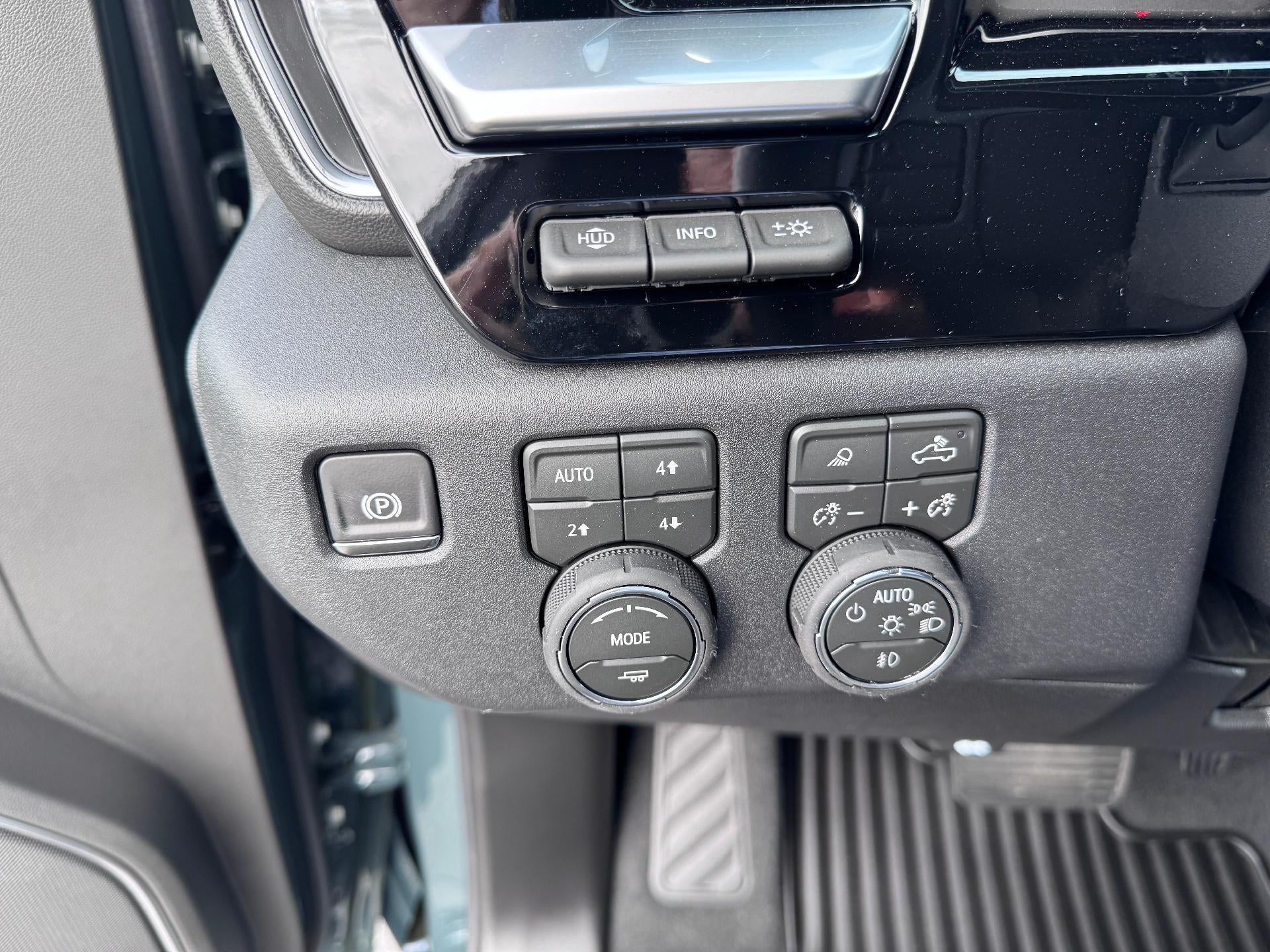 2026 Chevrolet Silverado 3500 HD LTZ / CREW / DMAX DIESEL / TRAIL BOSS / ADAPTIVE CRUISE / TECH PCKG / STANDARD BOX