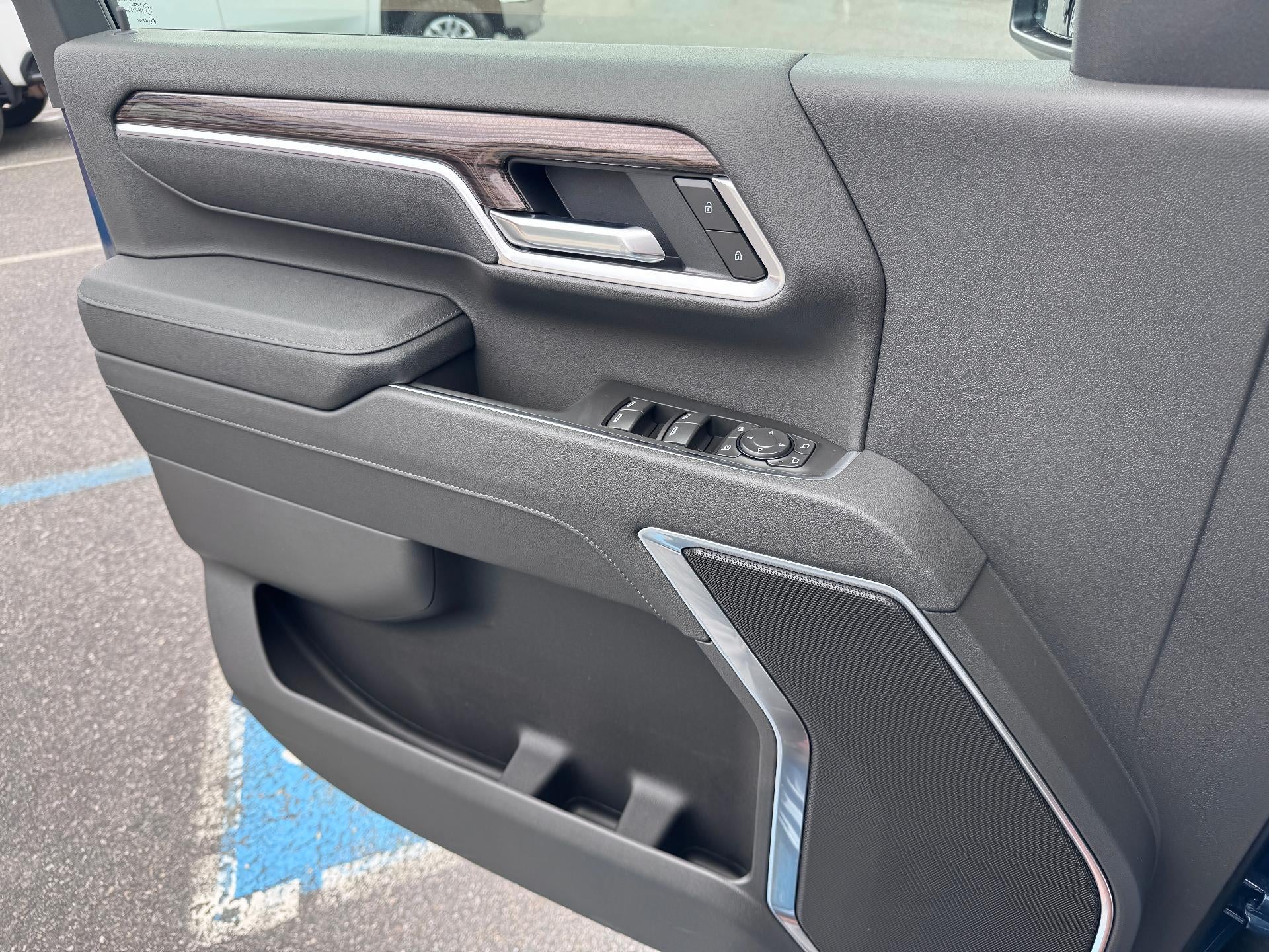 2026 Chevrolet Silverado 2500 HD LT / DOUBLE CAB / 6.6 LITER GAS V8 / Z71 OFF ROAD / STANDARD BOX