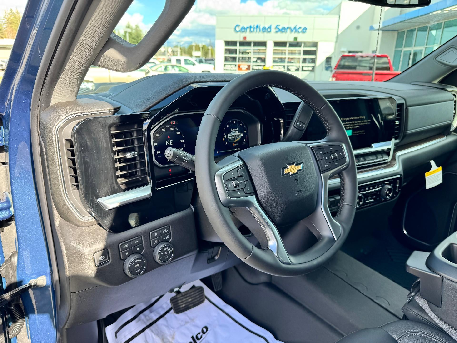 2026 Chevrolet Silverado 2500 HD LT / DOUBLE CAB / 6.6 LITER GAS V8 / Z71 OFF ROAD / LEATHER / STANDARD BOX