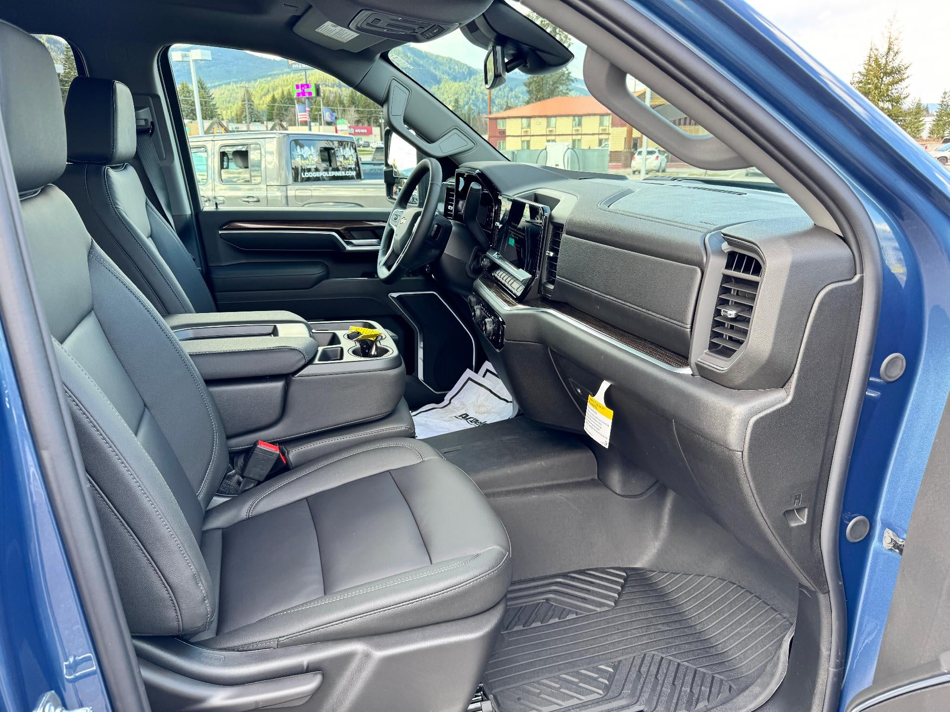 2026 Chevrolet Silverado 2500 HD LT / DOUBLE CAB / 6.6 LITER GAS V8 / Z71 OFF ROAD / LEATHER / STANDARD BOX
