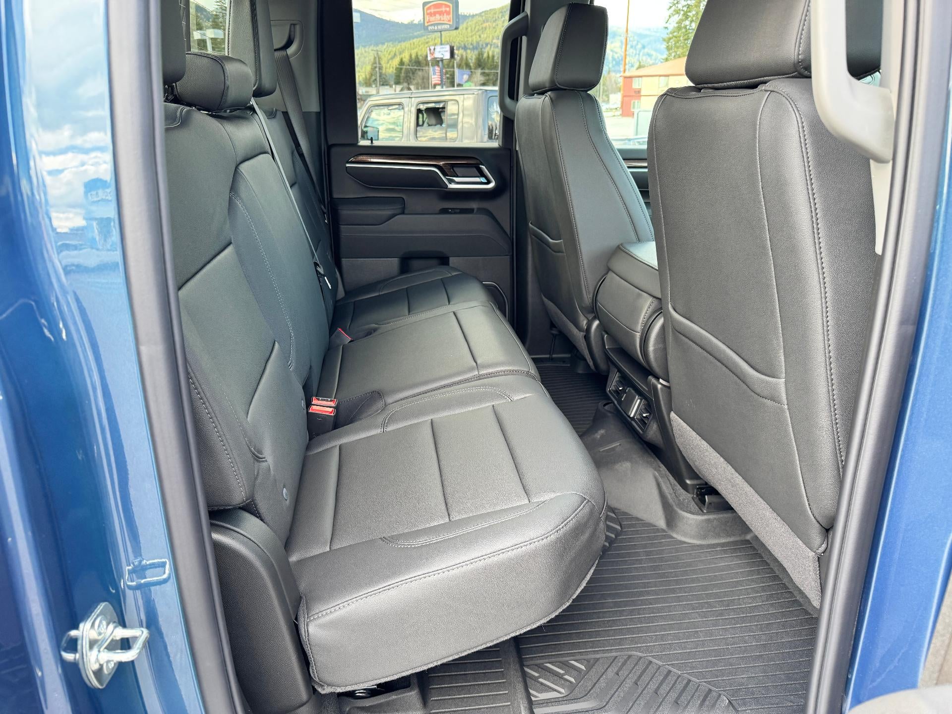 2026 Chevrolet Silverado 2500 HD LT / DOUBLE CAB / 6.6 LITER GAS V8 / Z71 OFF ROAD / LEATHER / STANDARD BOX