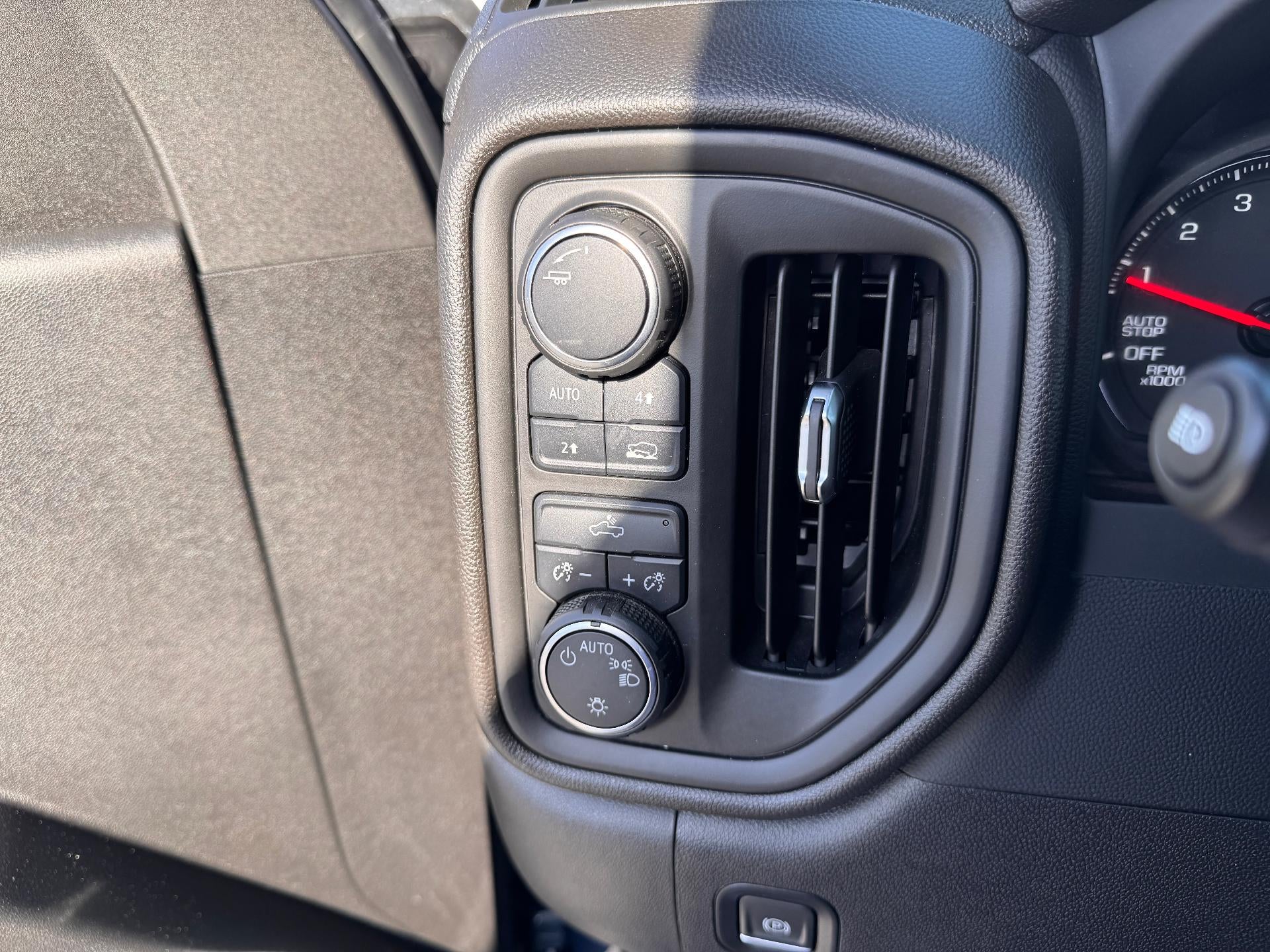 2024 Chevrolet Silverado 1500 CUSTOM / CREW / 2.7 TURBOMAX / SHORT BOX / 1 OWNER / WARRANTY
