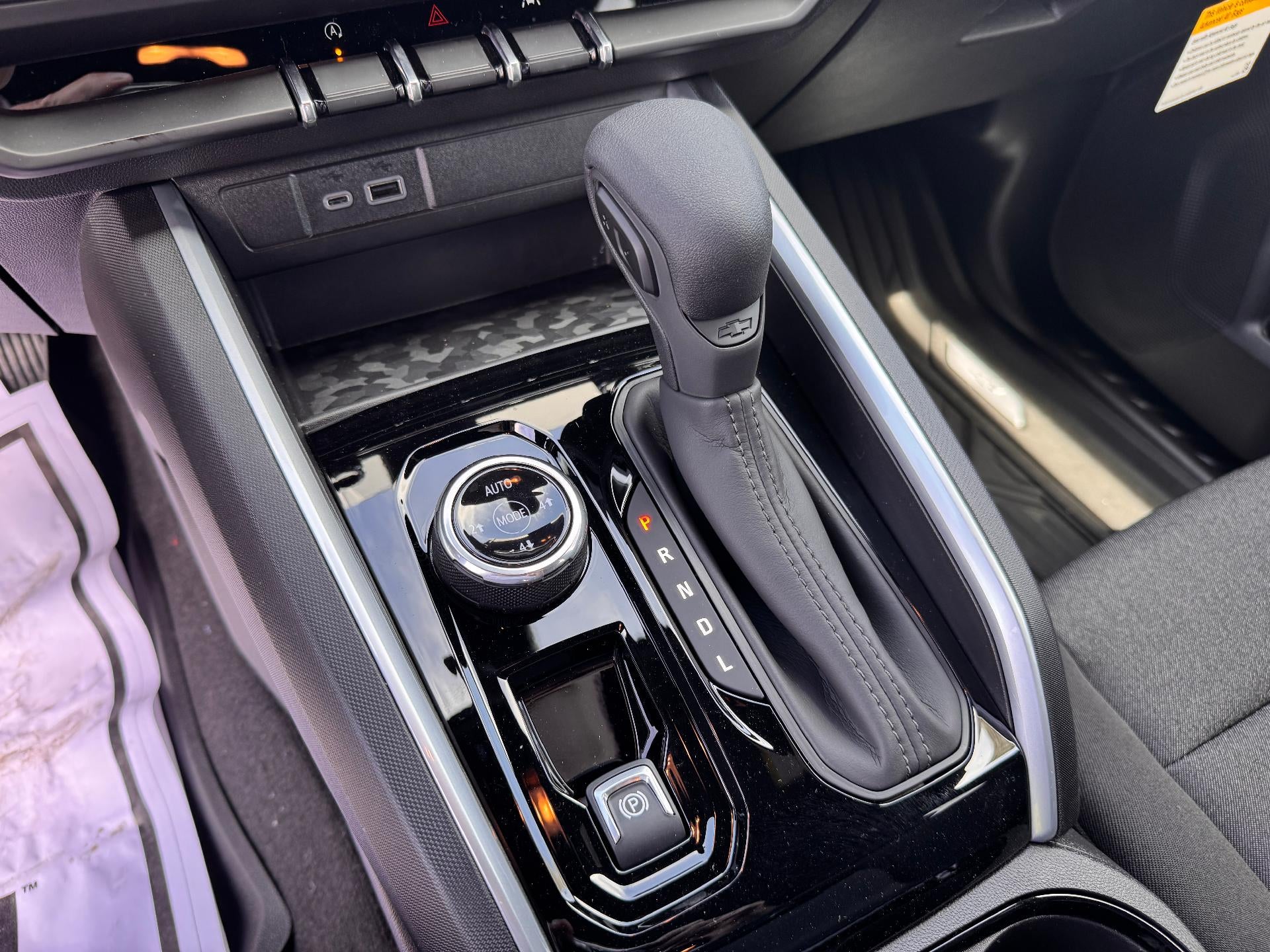 2026 Chevrolet Colorado TRAIL BOSS / CREW / 2.7 TUBOMAX / DARK ESSENTIALS