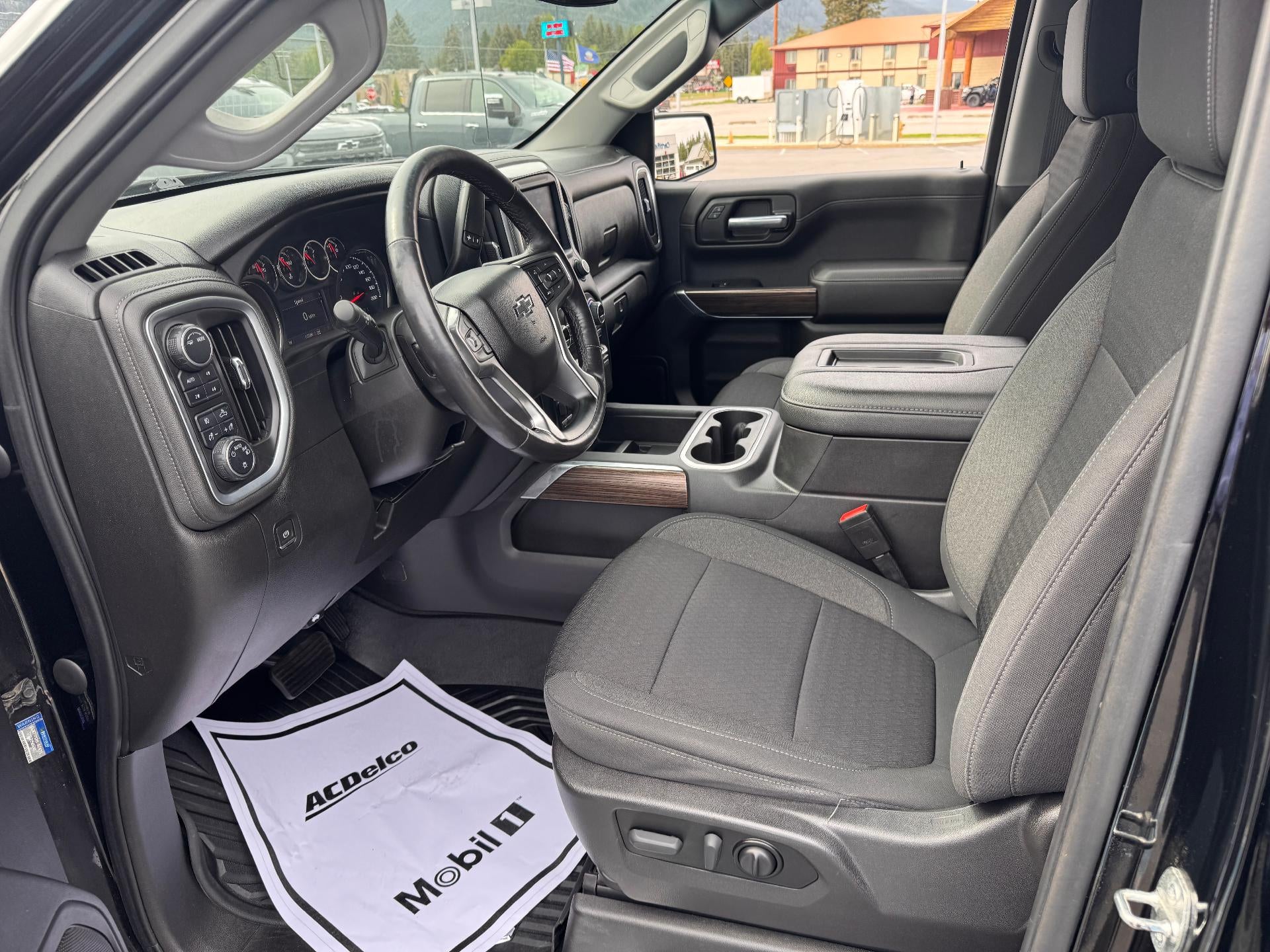2021 Chevrolet Silverado 1500 LT / TRAIL BOSS / CREW / 5.3 LITER V8 / STANDARD BOX / LOCAL TRADE