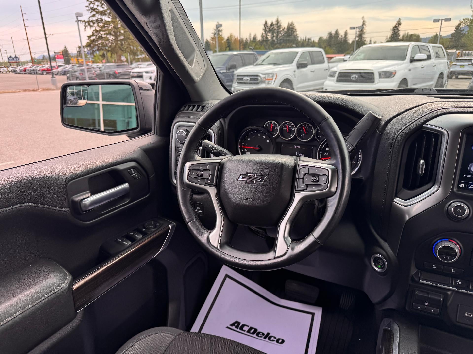 2021 Chevrolet Silverado 1500 LT / TRAIL BOSS / CREW / 5.3 LITER V8 / STANDARD BOX / LOCAL TRADE