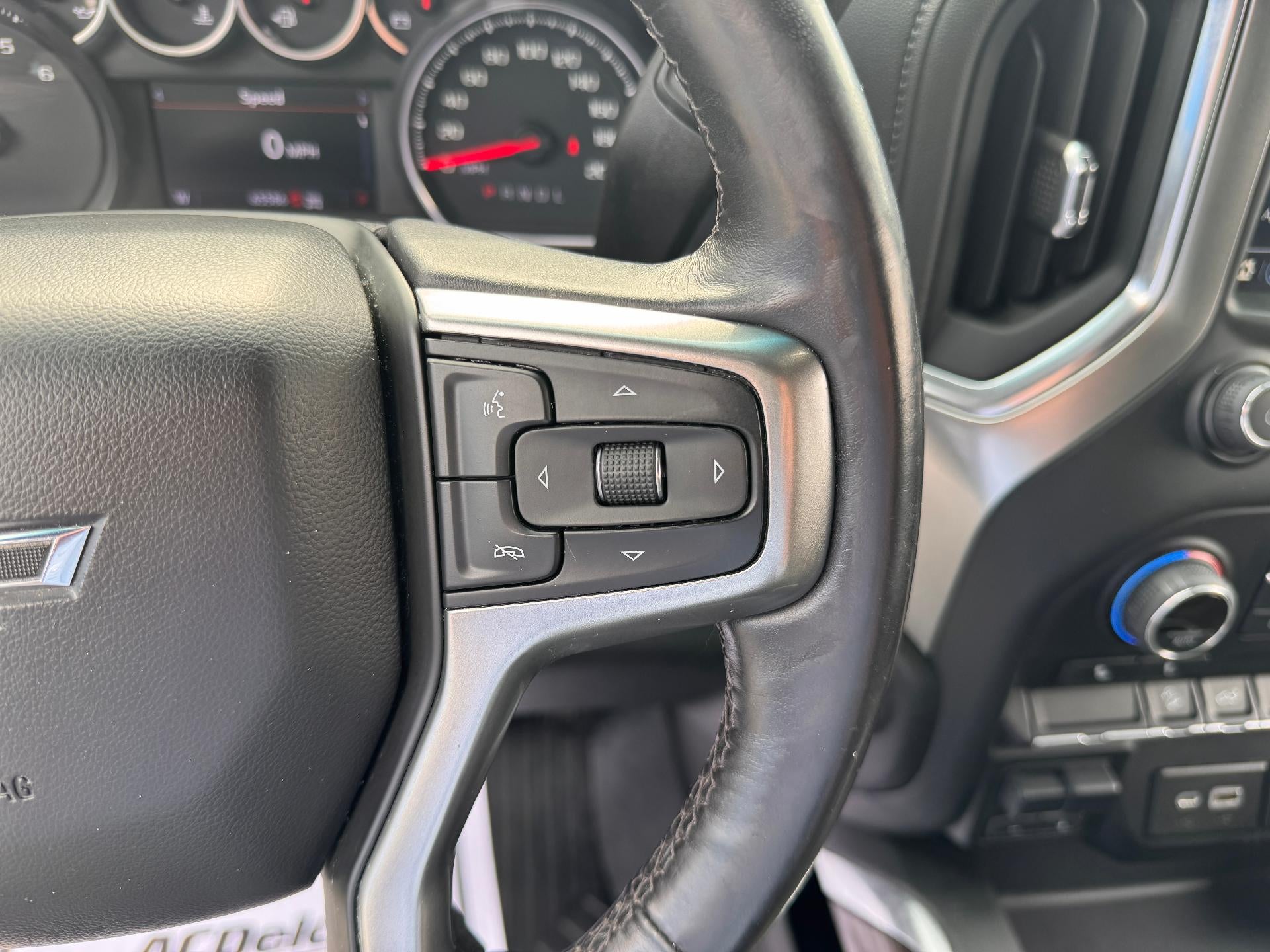 2021 Chevrolet Silverado 1500 LT / TRAIL BOSS / CREW / 5.3 LITER V8 / STANDARD BOX / LOCAL TRADE