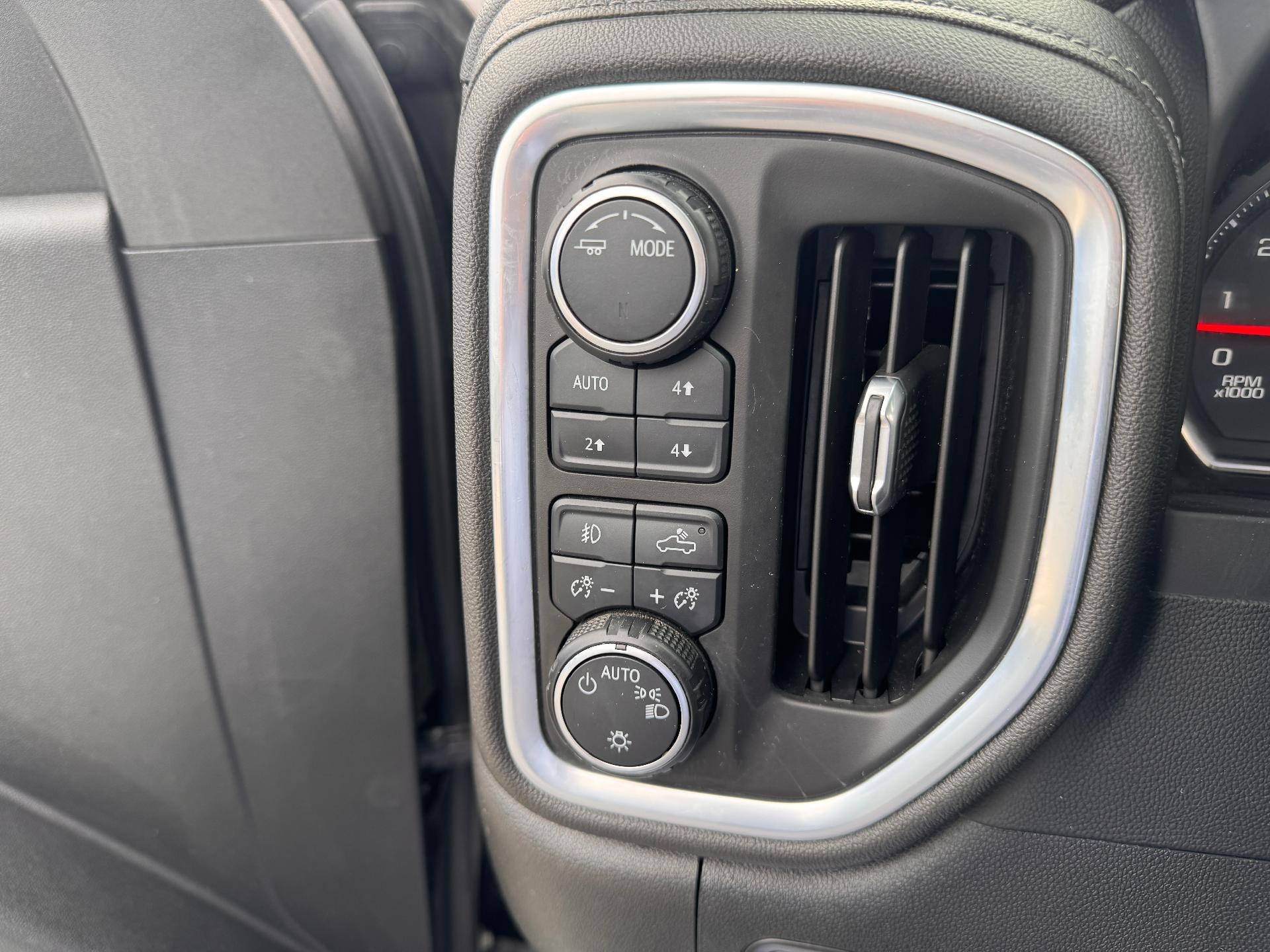 2021 Chevrolet Silverado 1500 LT / TRAIL BOSS / CREW / 5.3 LITER V8 / STANDARD BOX / LOCAL TRADE