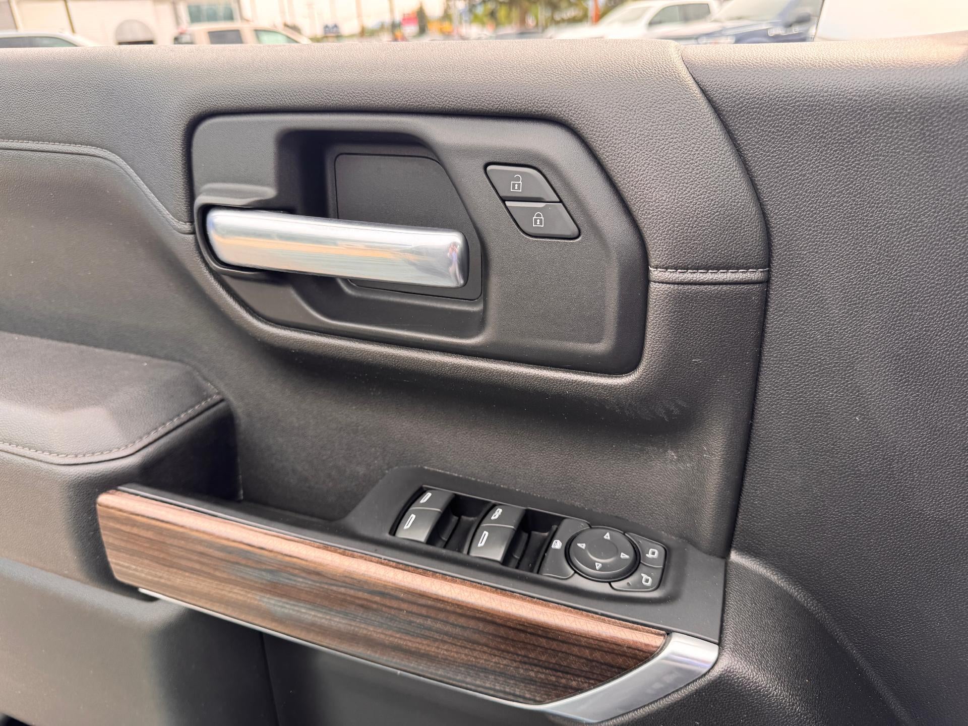 2021 Chevrolet Silverado 1500 LT / TRAIL BOSS / CREW / 5.3 LITER V8 / STANDARD BOX / LOCAL TRADE