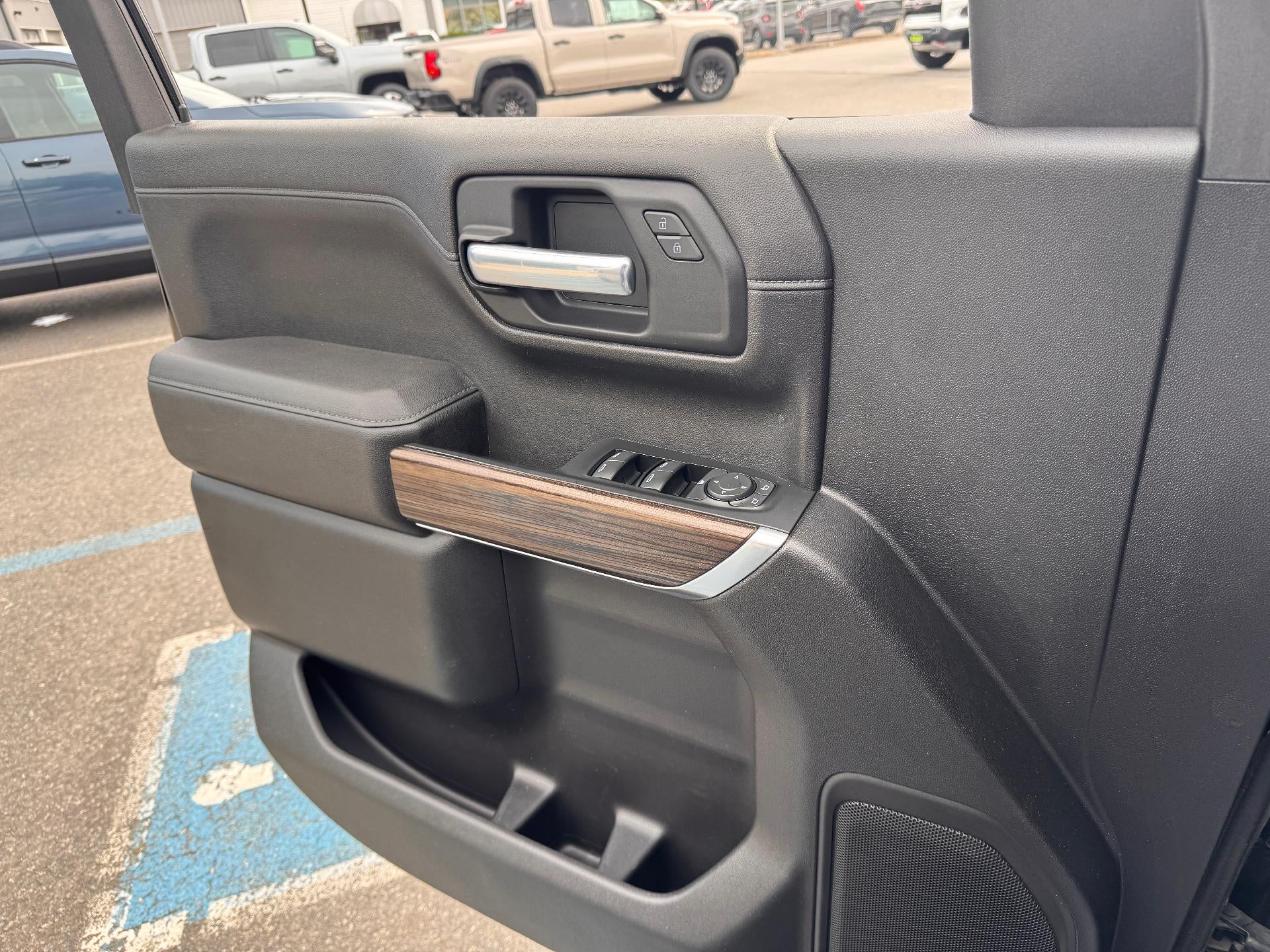 2021 Chevrolet Silverado 1500 LT / TRAIL BOSS / CREW / 5.3 LITER V8 / STANDARD BOX / LOCAL TRADE