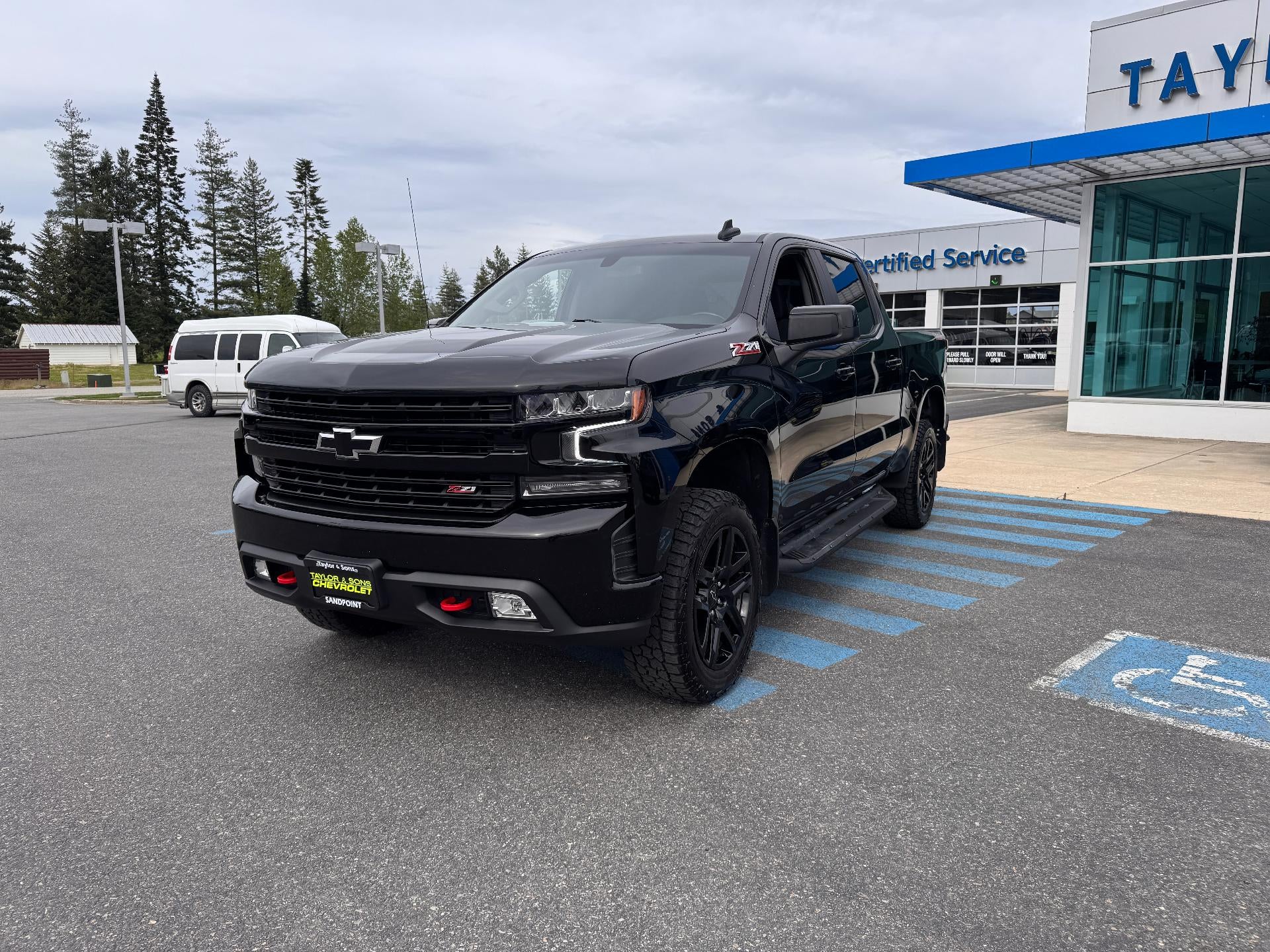 2021 Chevrolet Silverado 1500 LT / TRAIL BOSS / CREW / 5.3 LITER V8 / STANDARD BOX / LOCAL TRADE