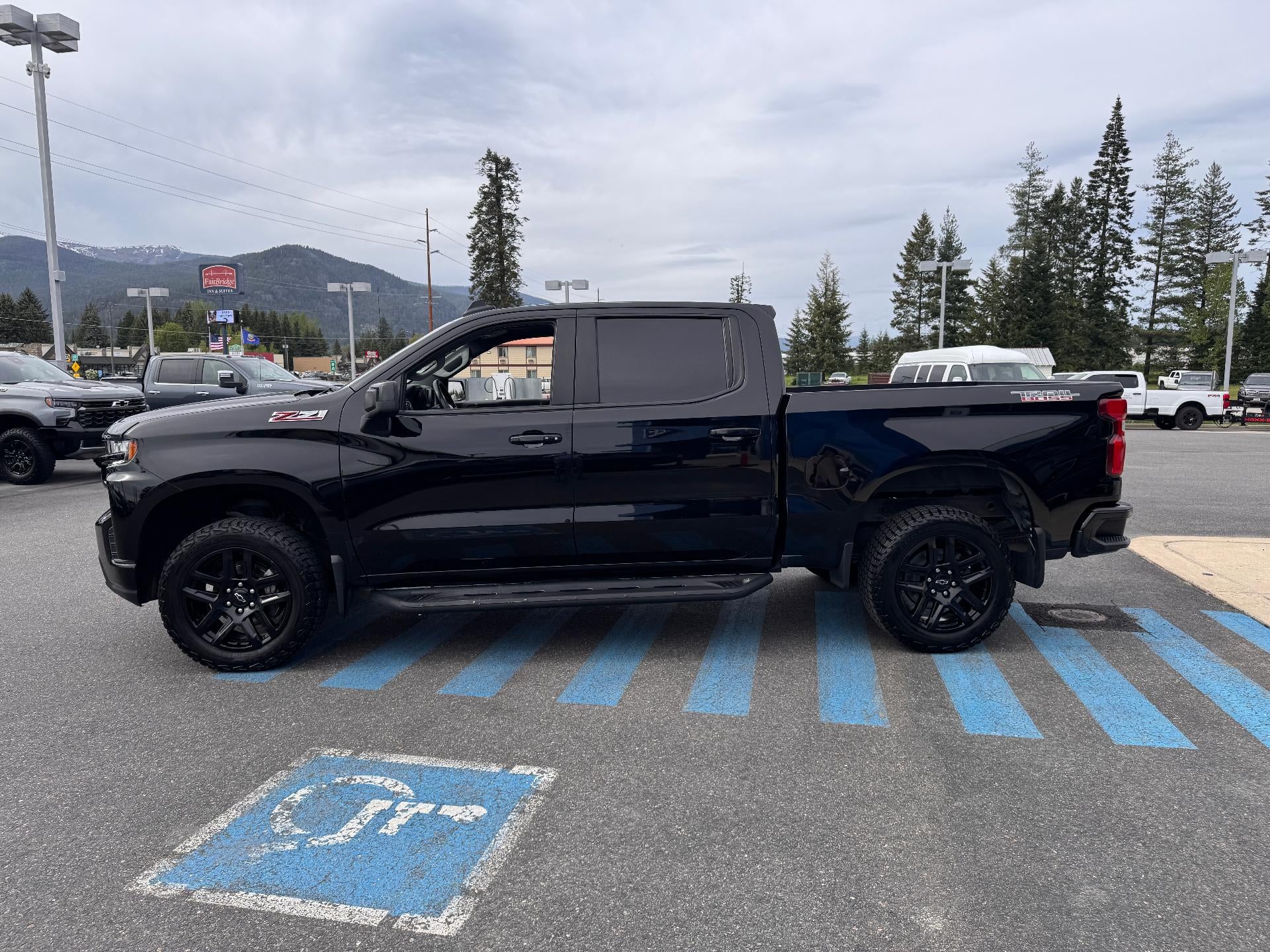 2021 Chevrolet Silverado 1500 LT / TRAIL BOSS / CREW / 5.3 LITER V8 / STANDARD BOX / LOCAL TRADE