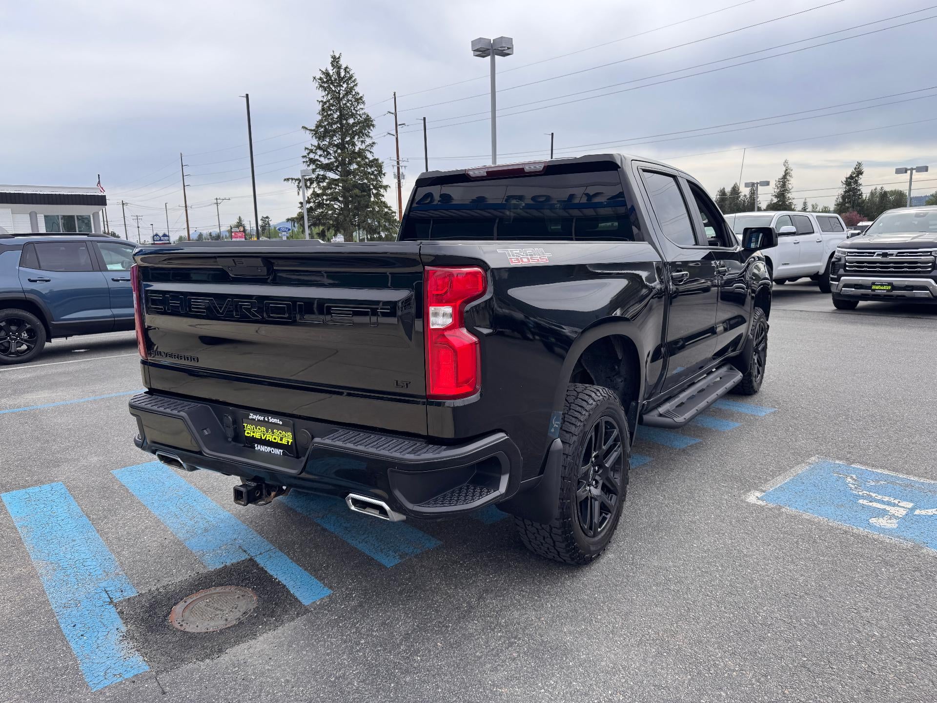 2021 Chevrolet Silverado 1500 LT / TRAIL BOSS / CREW / 5.3 LITER V8 / STANDARD BOX / LOCAL TRADE