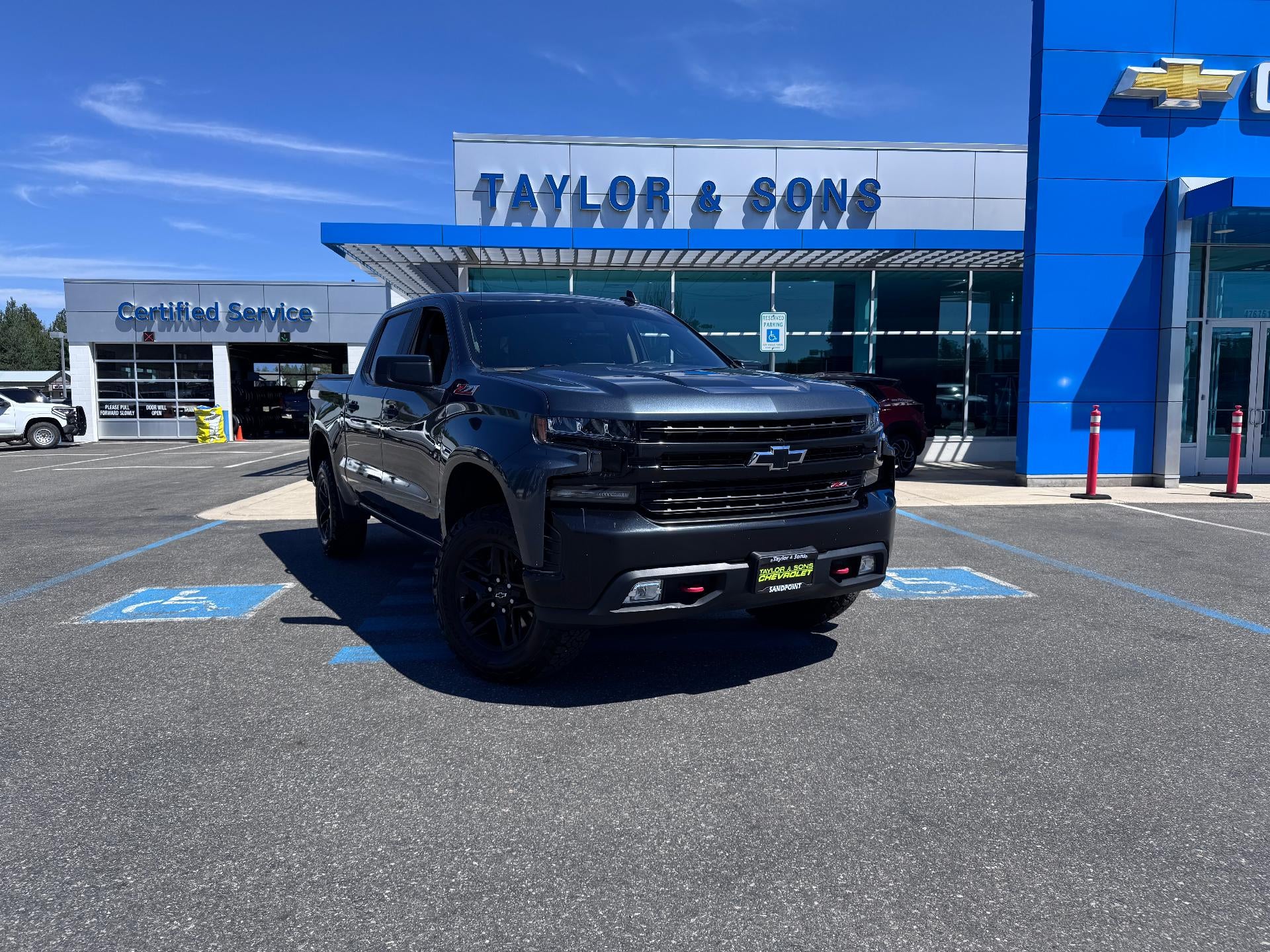 2020 Chevrolet Silverado 1500 LT / TRAIL BOSS / CREW / 5.3 LITER V8 / LEATHER / SUNROOF / SHORT BOX / 1 OWNER TRADE