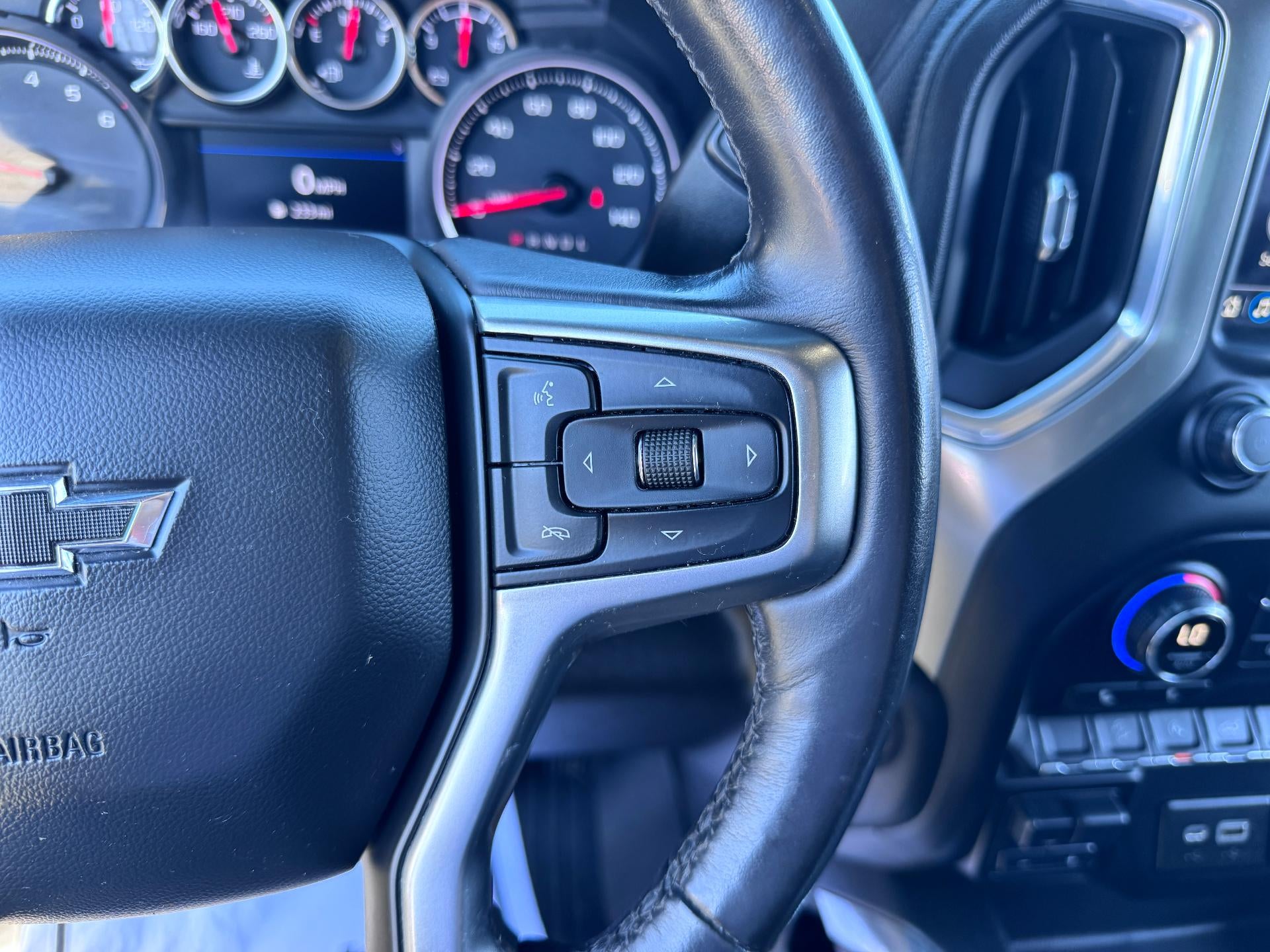 2020 Chevrolet Silverado 1500 LT / TRAIL BOSS / CREW / 5.3 LITER V8 / LEATHER / SUNROOF / SHORT BOX / 1 OWNER TRADE