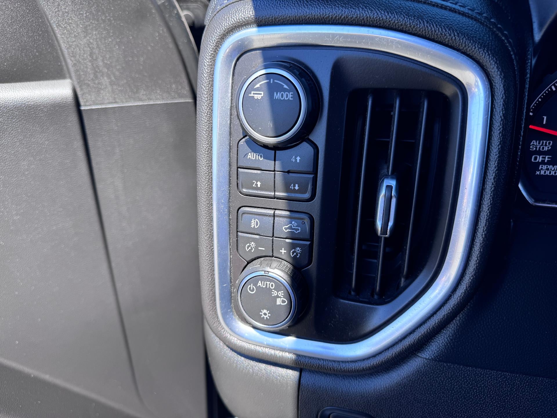 2020 Chevrolet Silverado 1500 LT / TRAIL BOSS / CREW / 5.3 LITER V8 / LEATHER / SUNROOF / SHORT BOX / 1 OWNER TRADE