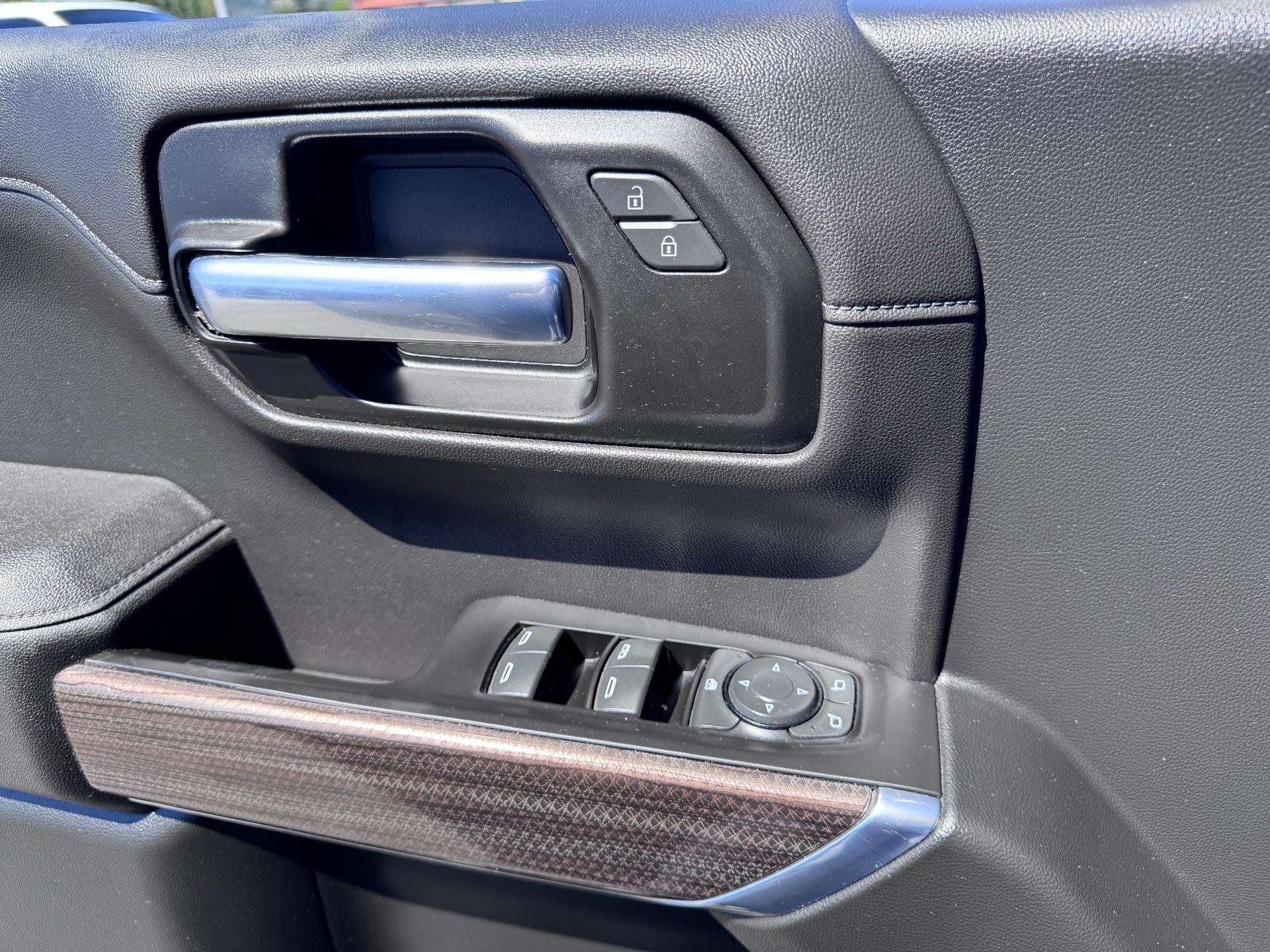 2020 Chevrolet Silverado 1500 LT / TRAIL BOSS / CREW / 5.3 LITER V8 / LEATHER / SUNROOF / SHORT BOX / 1 OWNER TRADE