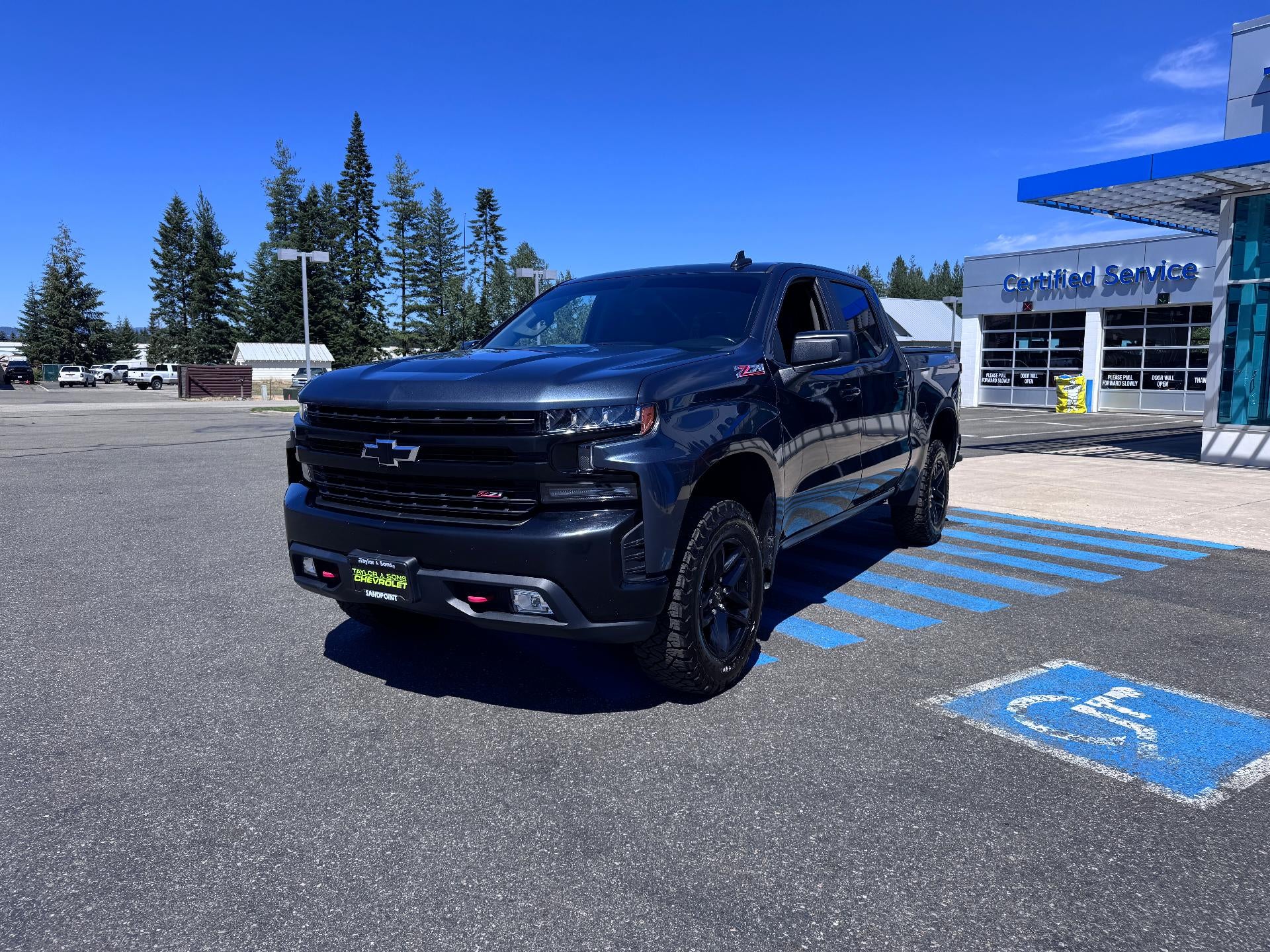 2020 Chevrolet Silverado 1500 LT / TRAIL BOSS / CREW / 5.3 LITER V8 / LEATHER / SUNROOF / SHORT BOX / 1 OWNER TRADE