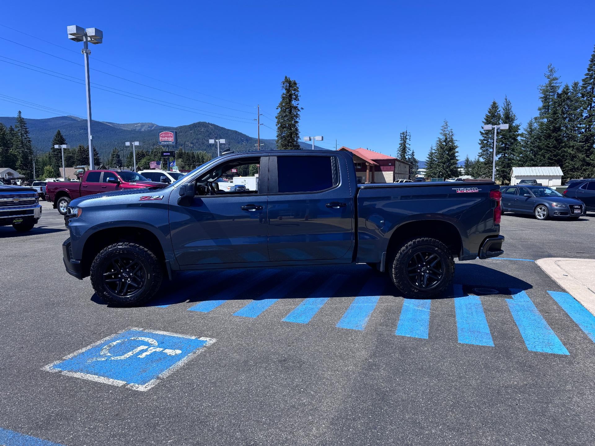 2020 Chevrolet Silverado 1500 LT / TRAIL BOSS / CREW / 5.3 LITER V8 / LEATHER / SUNROOF / SHORT BOX / 1 OWNER TRADE