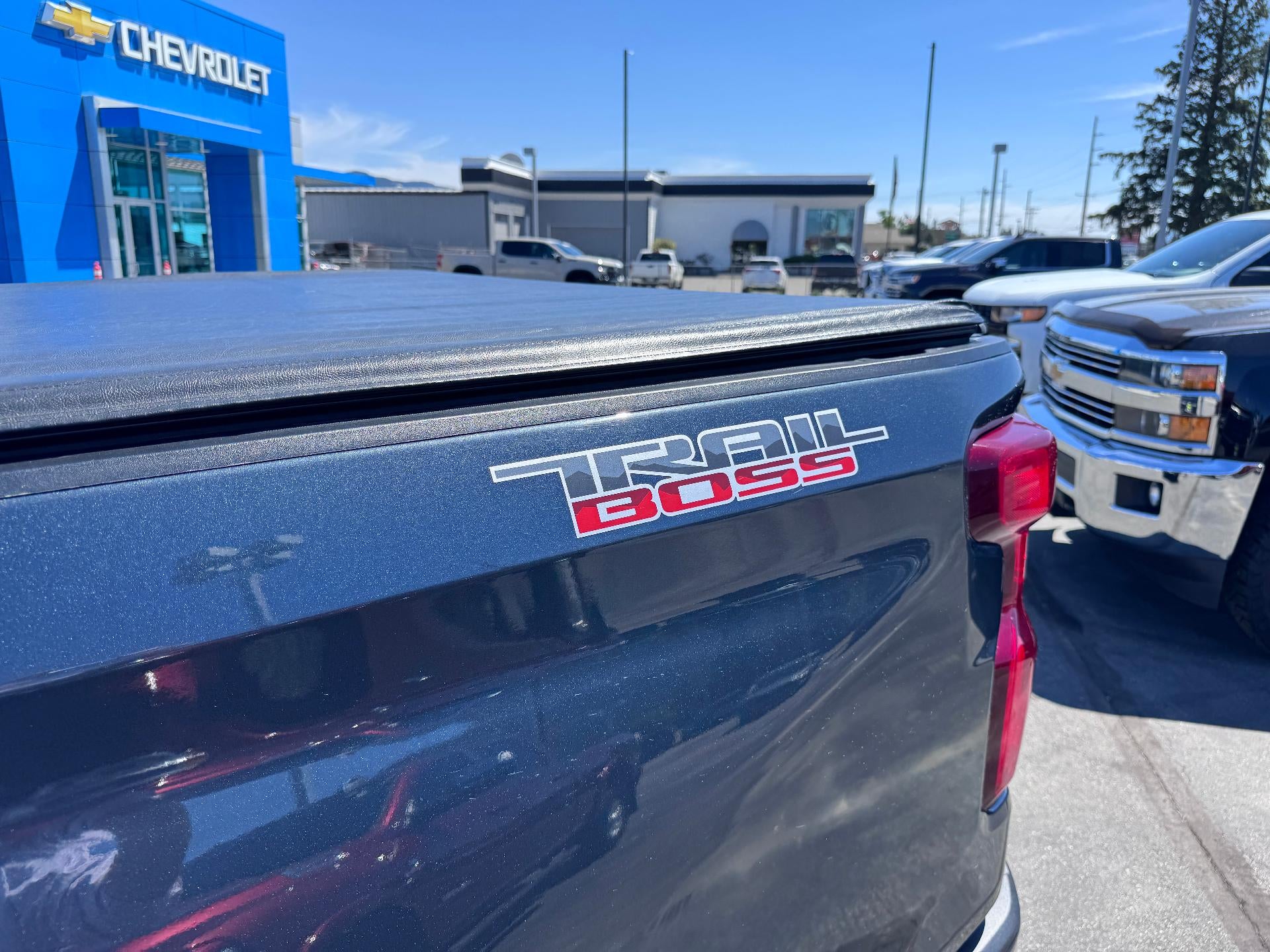 2020 Chevrolet Silverado 1500 LT / TRAIL BOSS / CREW / 5.3 LITER V8 / LEATHER / SUNROOF / SHORT BOX / 1 OWNER TRADE
