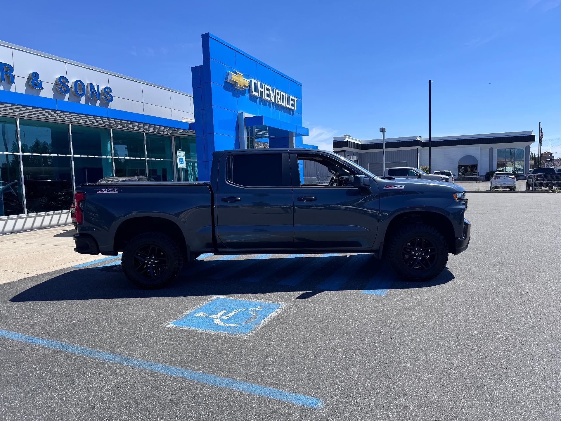 2020 Chevrolet Silverado 1500 LT / TRAIL BOSS / CREW / 5.3 LITER V8 / LEATHER / SUNROOF / SHORT BOX / 1 OWNER TRADE
