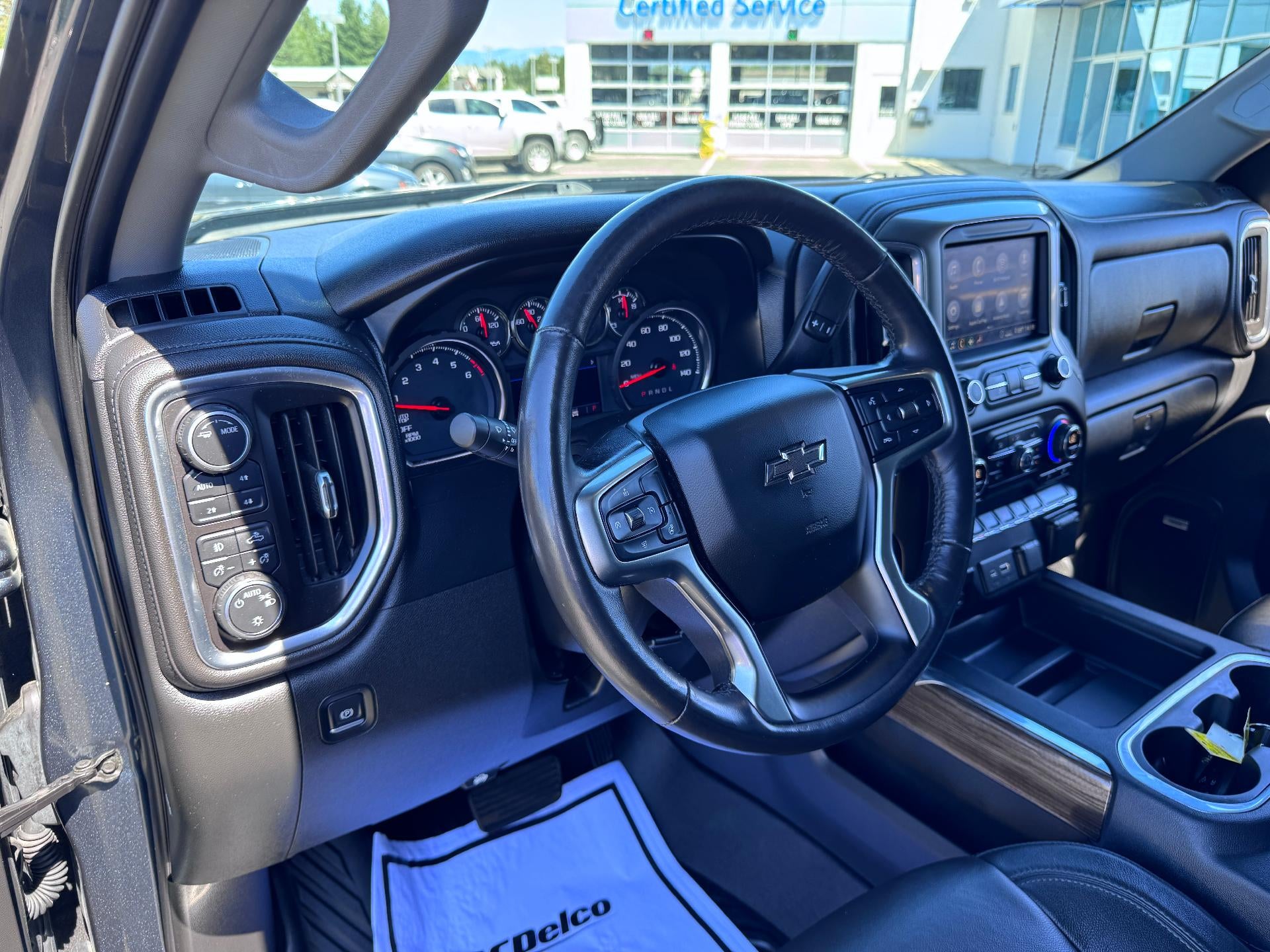 2020 Chevrolet Silverado 1500 LT / TRAIL BOSS / CREW / 5.3 LITER V8 / LEATHER / SUNROOF / SHORT BOX / 1 OWNER TRADE