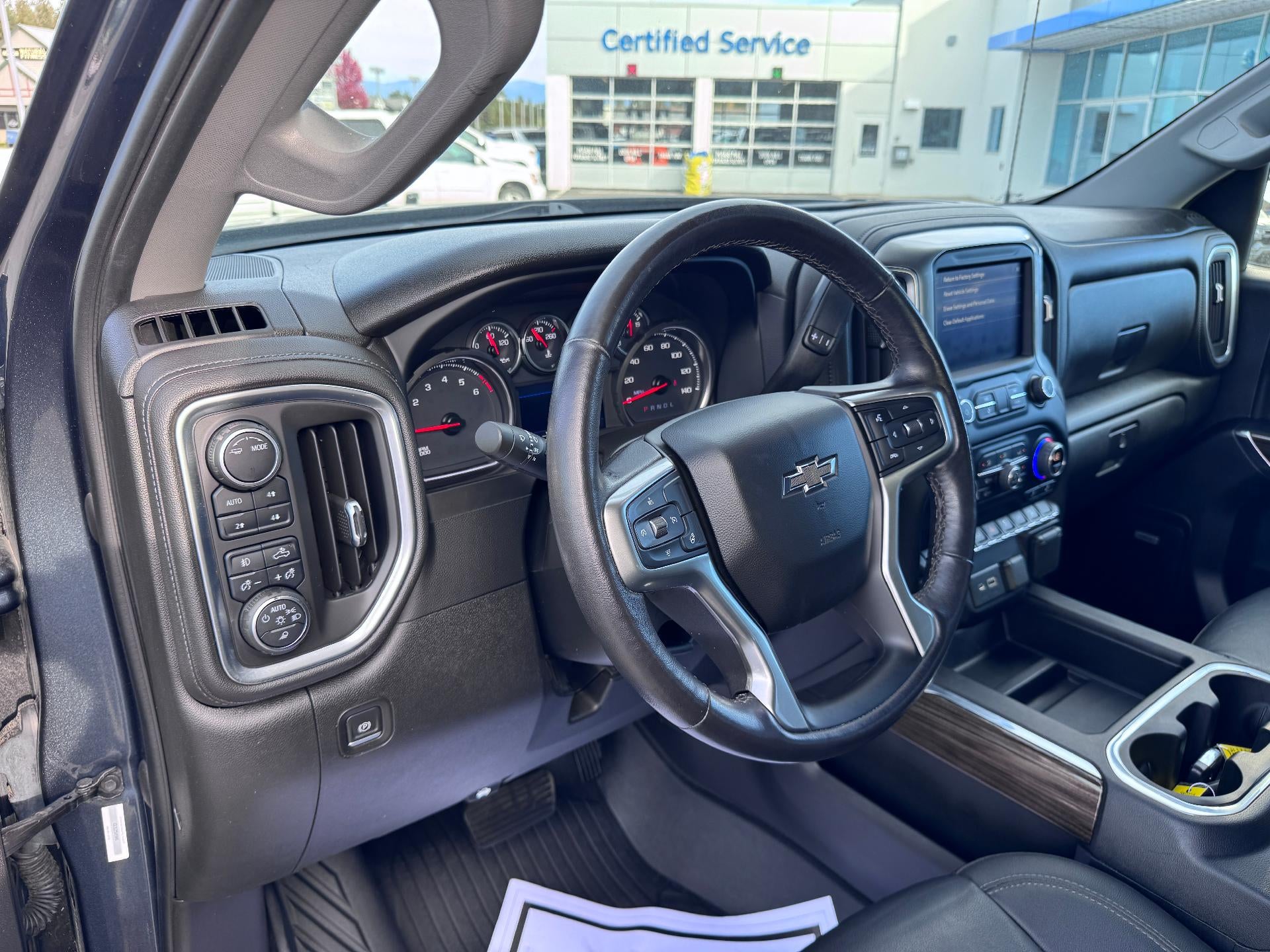 2022 Chevrolet Silverado 1500 LTD LT / TRAIL BOSS / CREW / 6.2 LITER V8 / SHORT BOX / 69K MILES / LOCAL TRADE