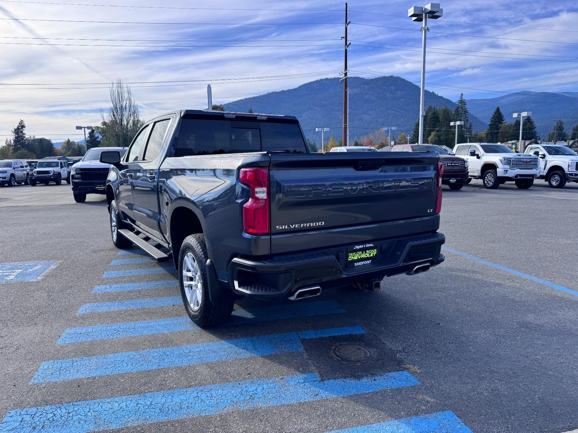 2022 Chevrolet Silverado 1500 LTD LT / TRAIL BOSS / CREW / 6.2 LITER V8 / SHORT BOX / 69K MILES / LOCAL TRADE