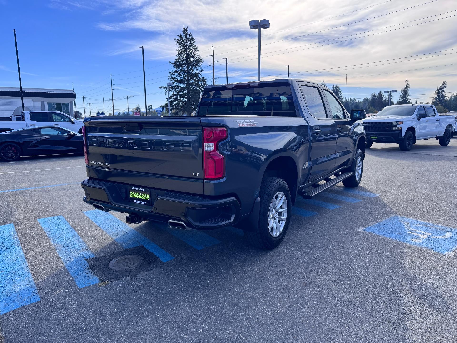 2022 Chevrolet Silverado 1500 LTD LT / TRAIL BOSS / CREW / 6.2 LITER V8 / SHORT BOX / 69K MILES / LOCAL TRADE