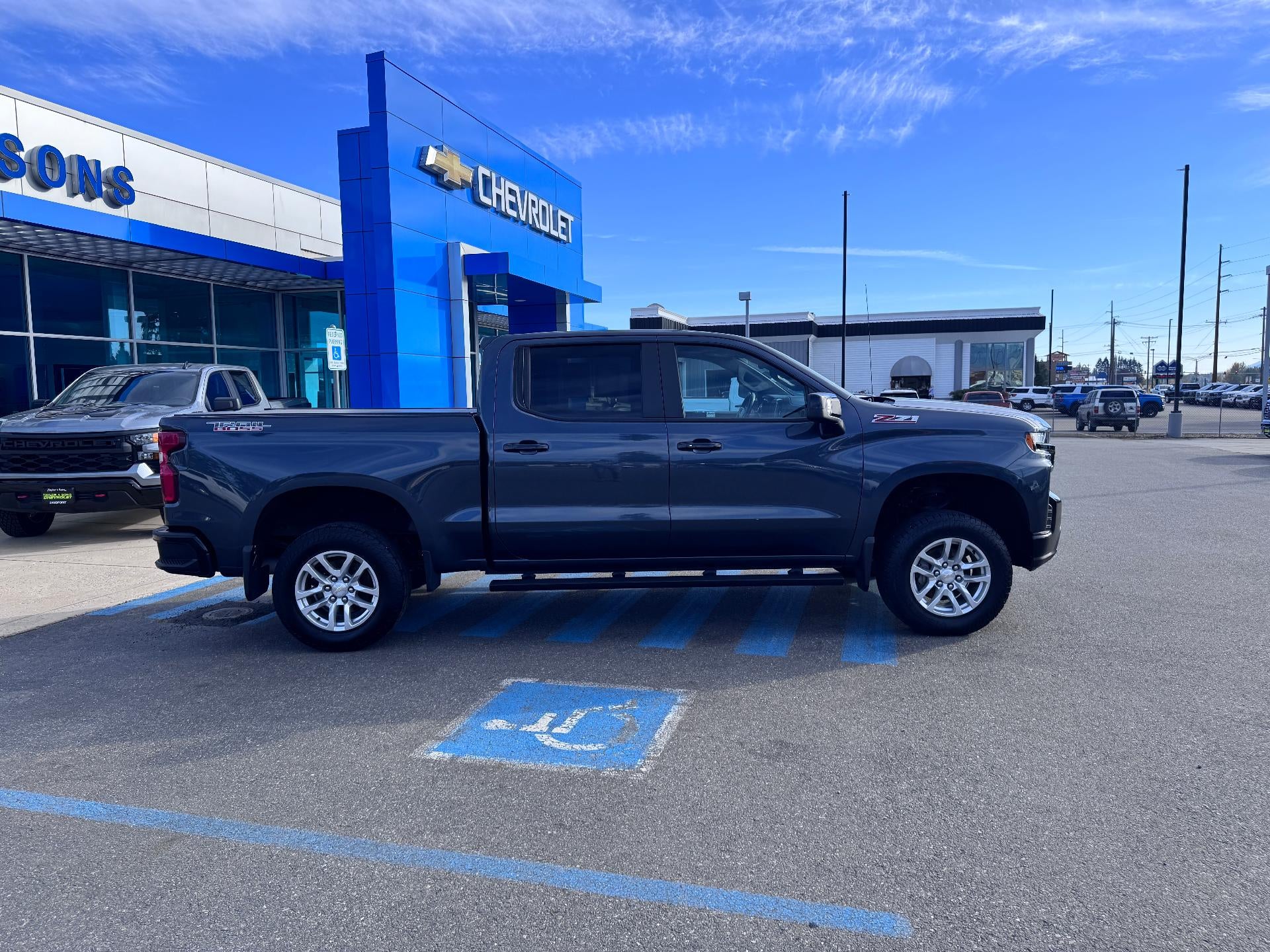 2022 Chevrolet Silverado 1500 LTD LT / TRAIL BOSS / CREW / 6.2 LITER V8 / SHORT BOX / 69K MILES / LOCAL TRADE