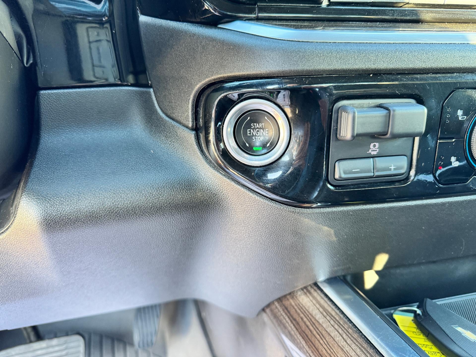 2023 Chevrolet Silverado 1500 LT / CREW / 5.3 LITER V8 / Z71 OFF ROAD / STANDARD BOX / 1 OWNER