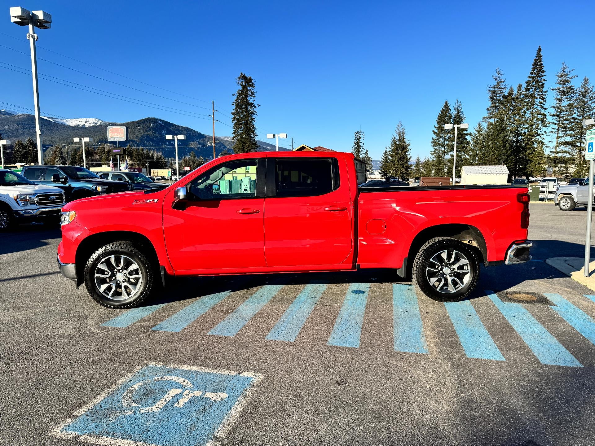 2023 Chevrolet Silverado 1500 LT / CREW / 5.3 LITER V8 / Z71 OFF ROAD / STANDARD BOX / 1 OWNER