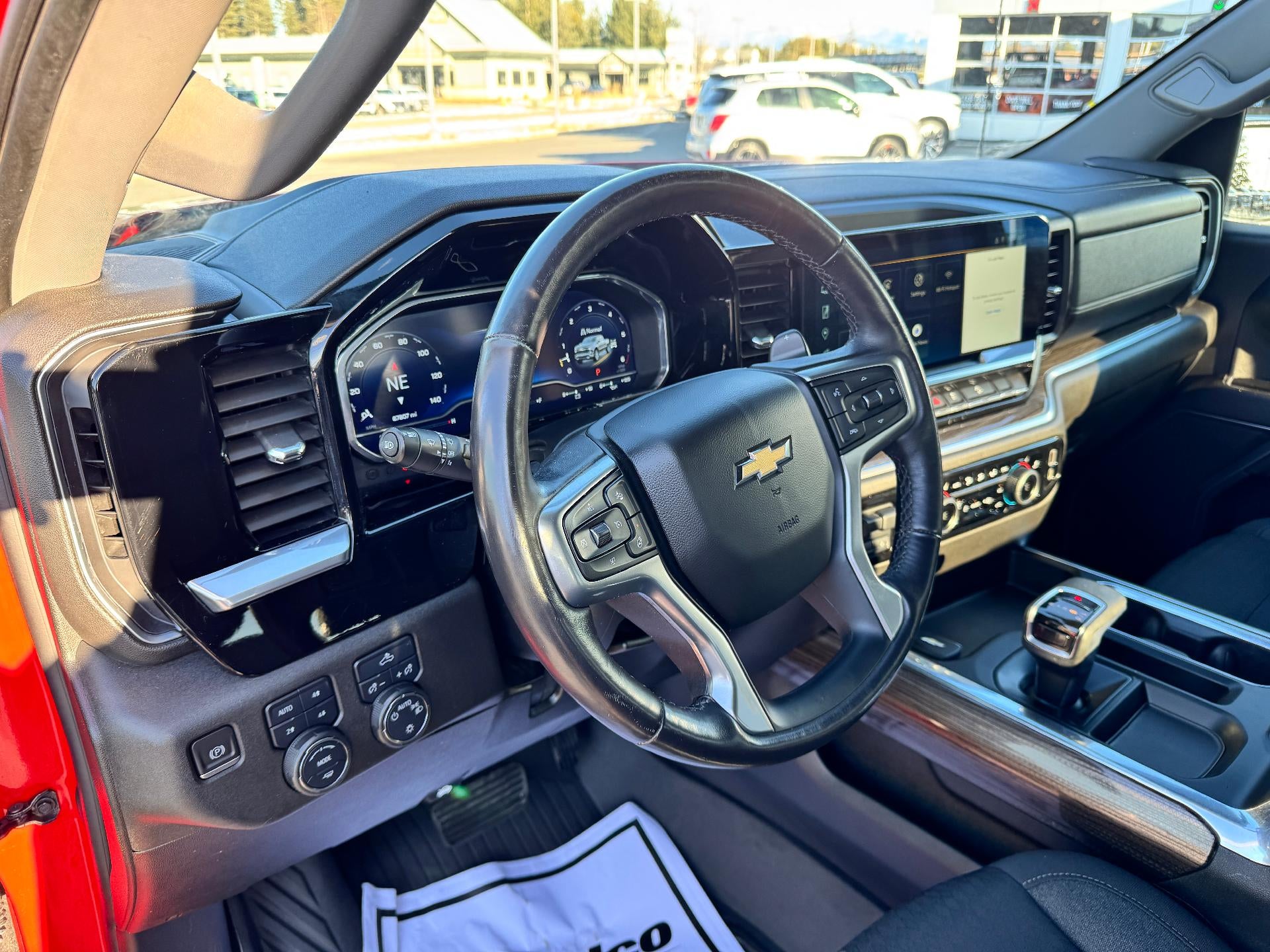 2023 Chevrolet Silverado 1500 LT / CREW / 5.3 LITER V8 / Z71 OFF ROAD / STANDARD BOX / 1 OWNER