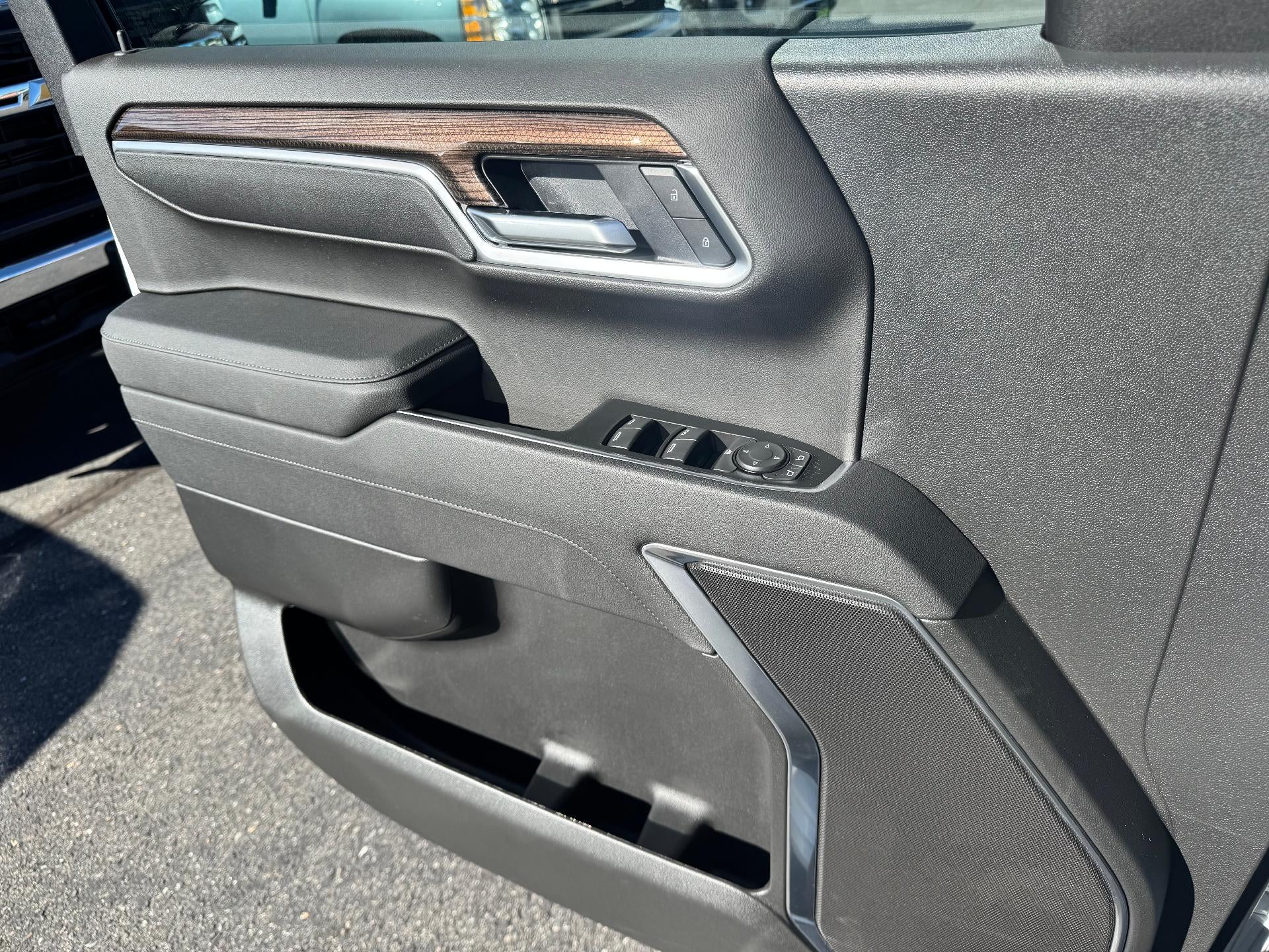 2026 Chevrolet Silverado 1500 LT / CREW / 5.3 LITER V8 / ADAPTIVE CRUISE / HEATED SEATS / STANDARD BOX