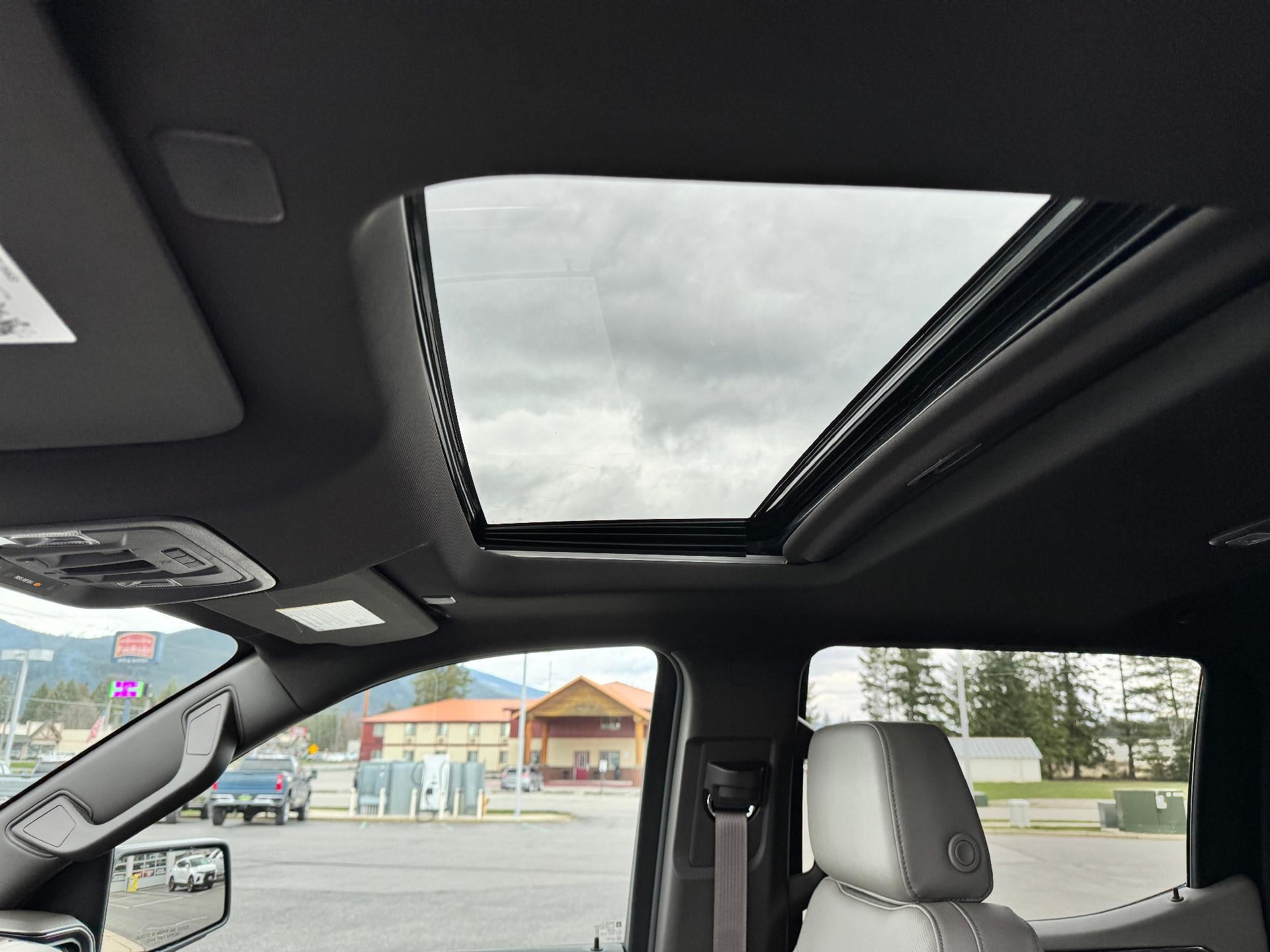 2026 Chevrolet Silverado 1500 LTZ / CREW / 5.3 LITER V8 / PREMIUM PCKG / Z71 OFF ROAD / SUNROOF / ADAPTIVE CRUISE / SHORT BOX