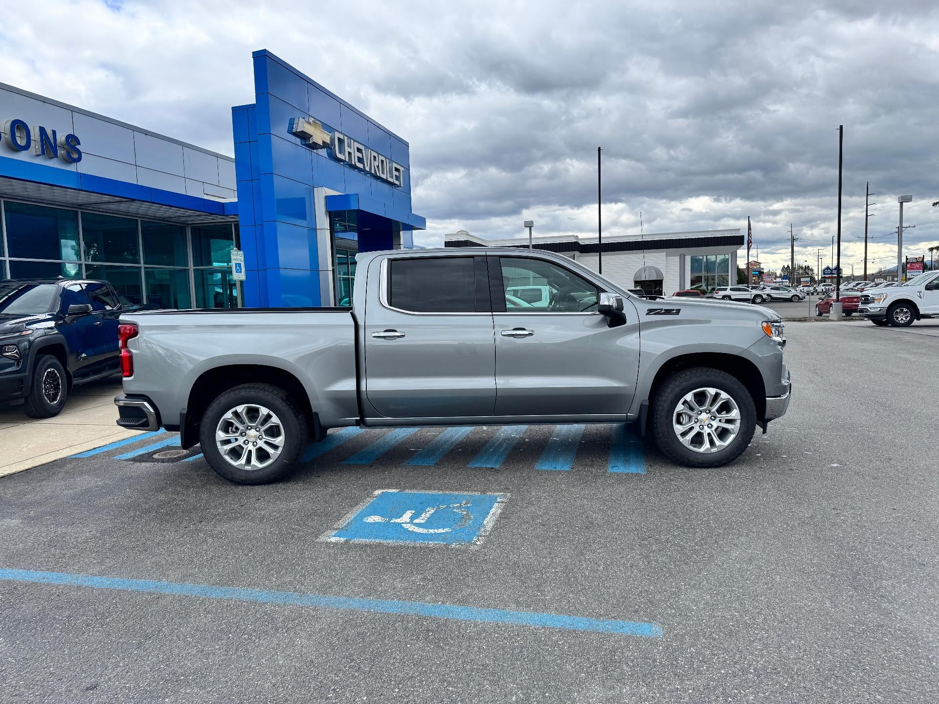2026 Chevrolet Silverado 1500 LTZ / CREW / 5.3 LITER V8 / PREMIUM PCKG / Z71 OFF ROAD / SUNROOF / ADAPTIVE CRUISE / SHORT BOX