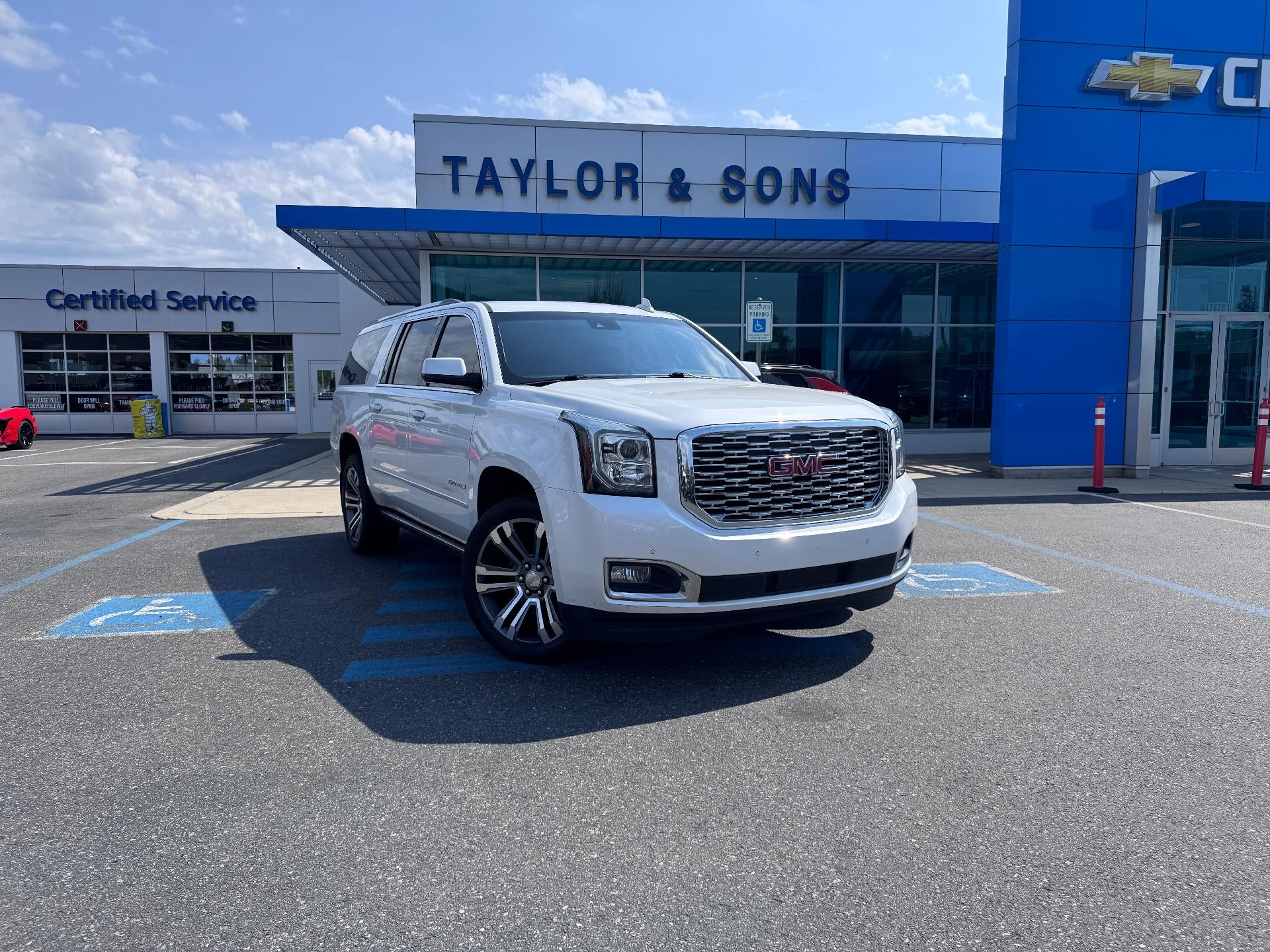 2019 GMC Yukon XL DENALI / 6.2 LITER V8 / NAVIGATION / REAR SEAT DVD / SUNROOF / LOCAL TRADE