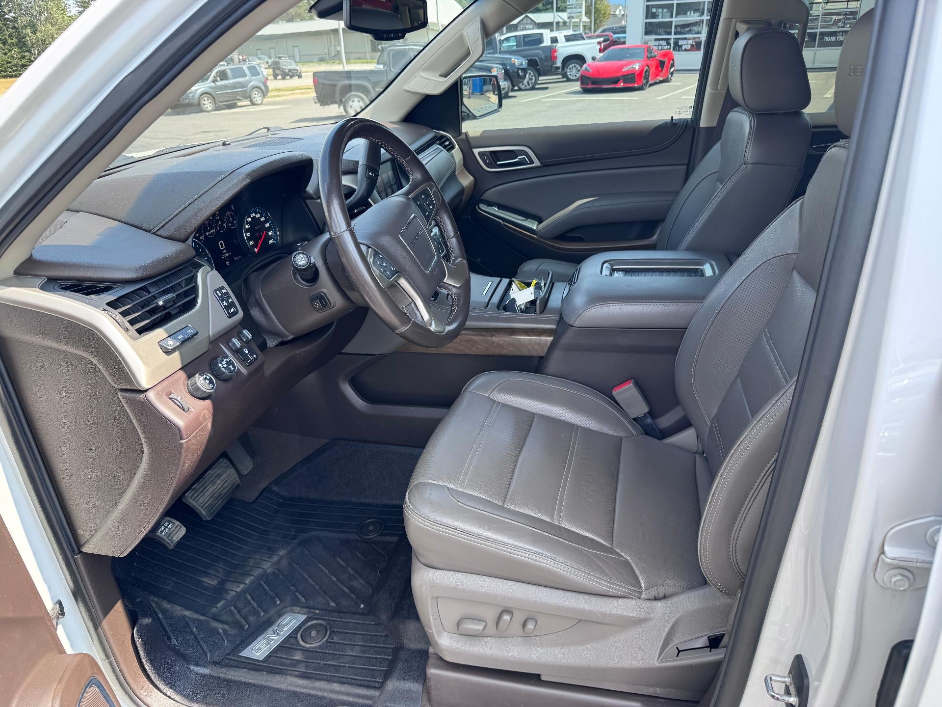 2019 GMC Yukon XL DENALI / 6.2 LITER V8 / NAVIGATION / REAR SEAT DVD / SUNROOF / LOCAL TRADE