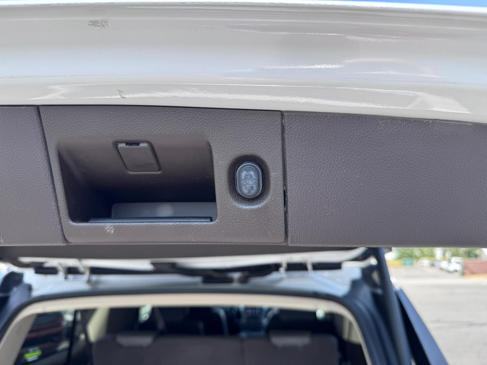 2019 GMC Yukon XL DENALI / 6.2 LITER V8 / NAVIGATION / REAR SEAT DVD / SUNROOF / LOCAL TRADE