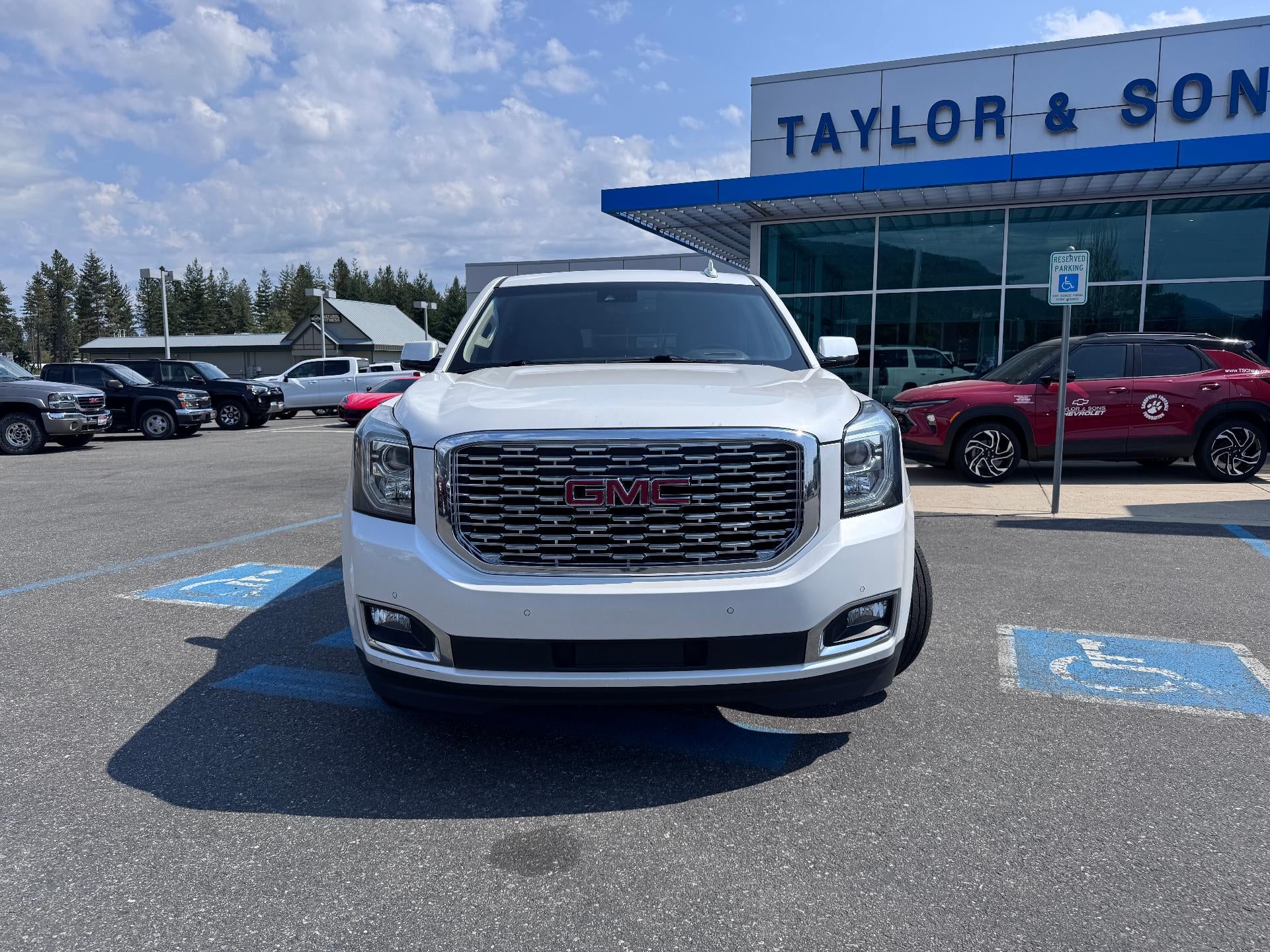 2019 GMC Yukon XL DENALI / 6.2 LITER V8 / NAVIGATION / REAR SEAT DVD / SUNROOF / LOCAL TRADE