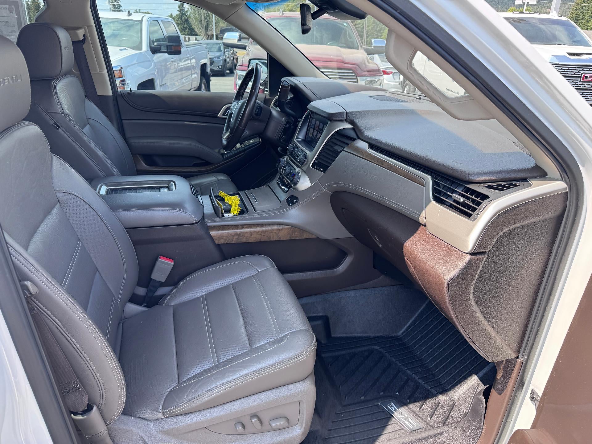 2019 GMC Yukon XL DENALI / 6.2 LITER V8 / NAVIGATION / REAR SEAT DVD / SUNROOF / LOCAL TRADE