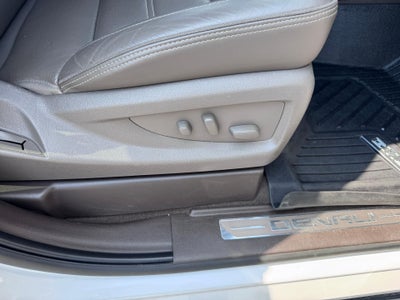 2019 GMC Yukon XL DENALI / 6.2 LITER V8 / NAVIGATION / REAR SEAT DVD / SUNROOF / LOCAL TRADE
