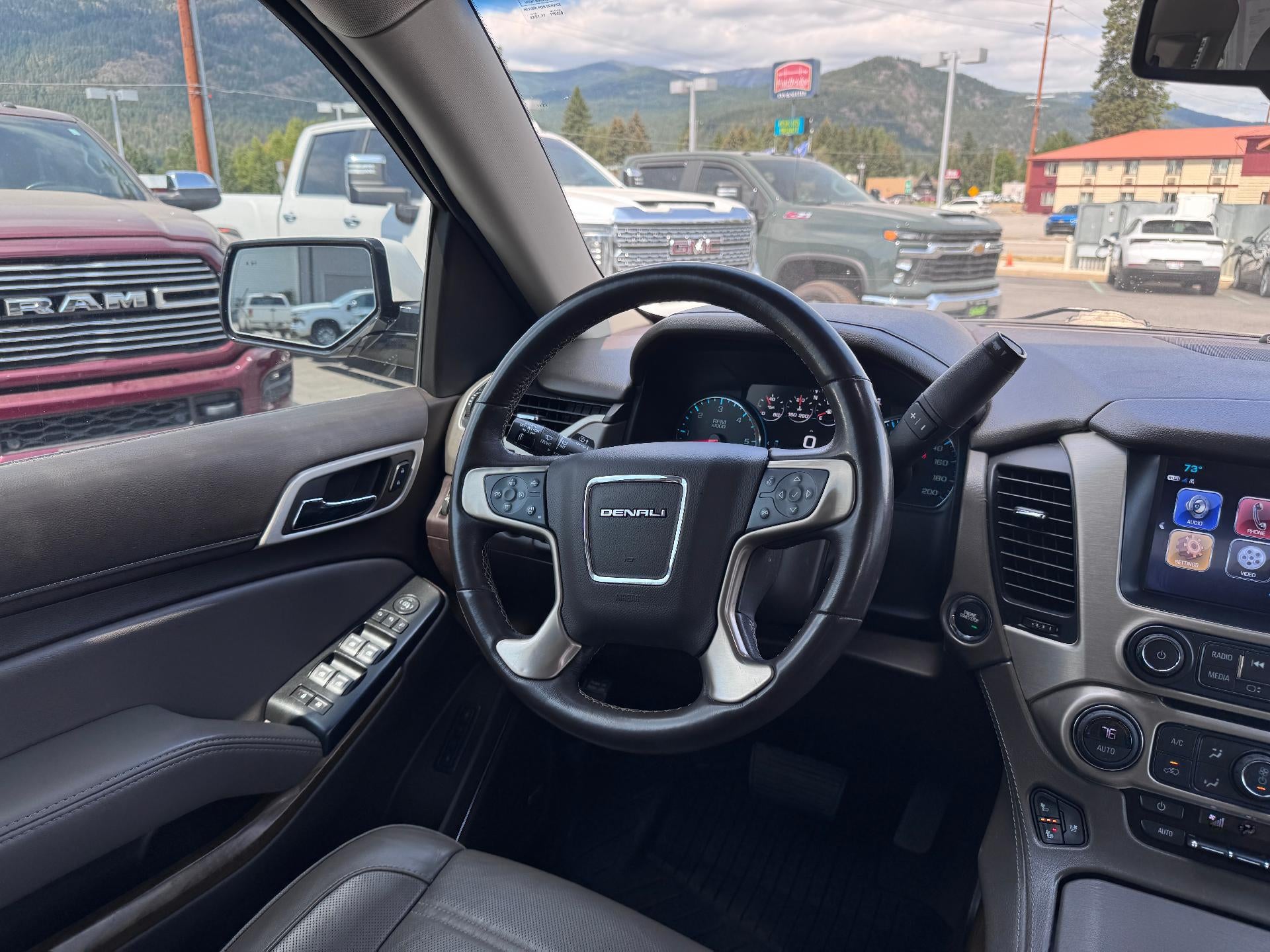 2019 GMC Yukon XL DENALI / 6.2 LITER V8 / NAVIGATION / REAR SEAT DVD / SUNROOF / LOCAL TRADE
