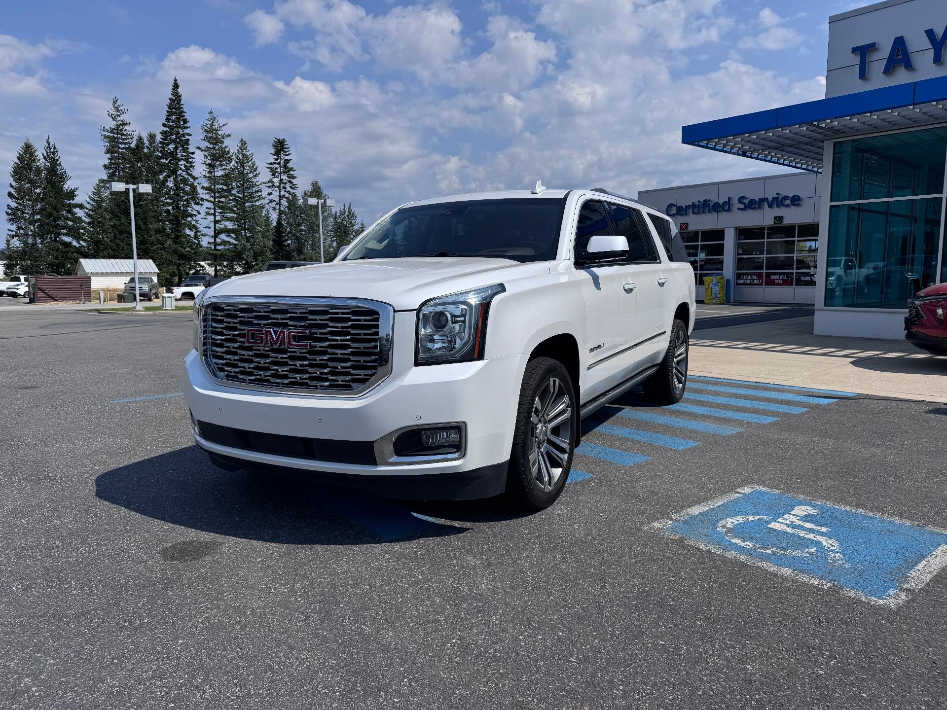 2019 GMC Yukon XL DENALI / 6.2 LITER V8 / NAVIGATION / REAR SEAT DVD / SUNROOF / LOCAL TRADE