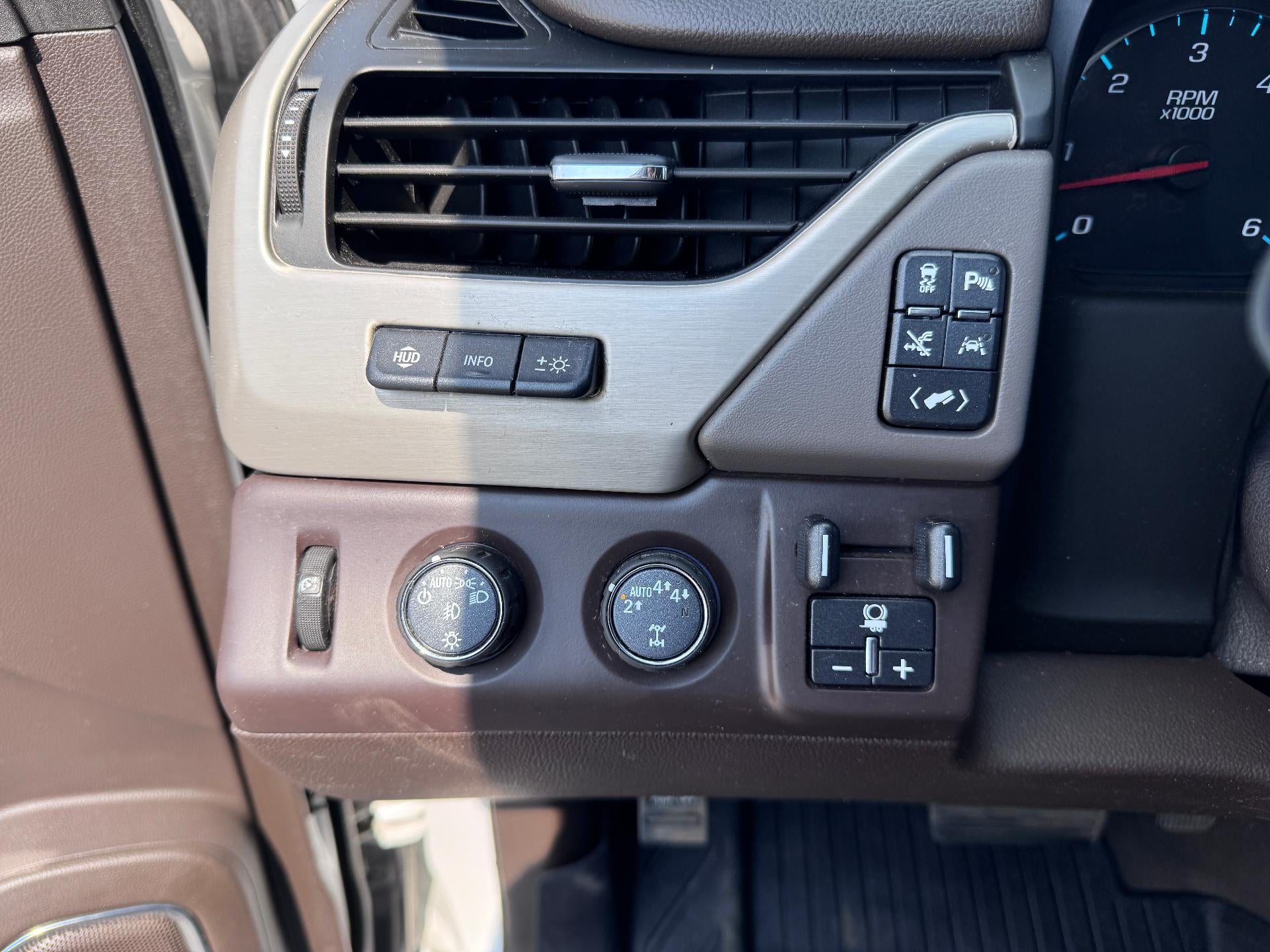 2019 GMC Yukon XL DENALI / 6.2 LITER V8 / NAVIGATION / REAR SEAT DVD / SUNROOF / LOCAL TRADE
